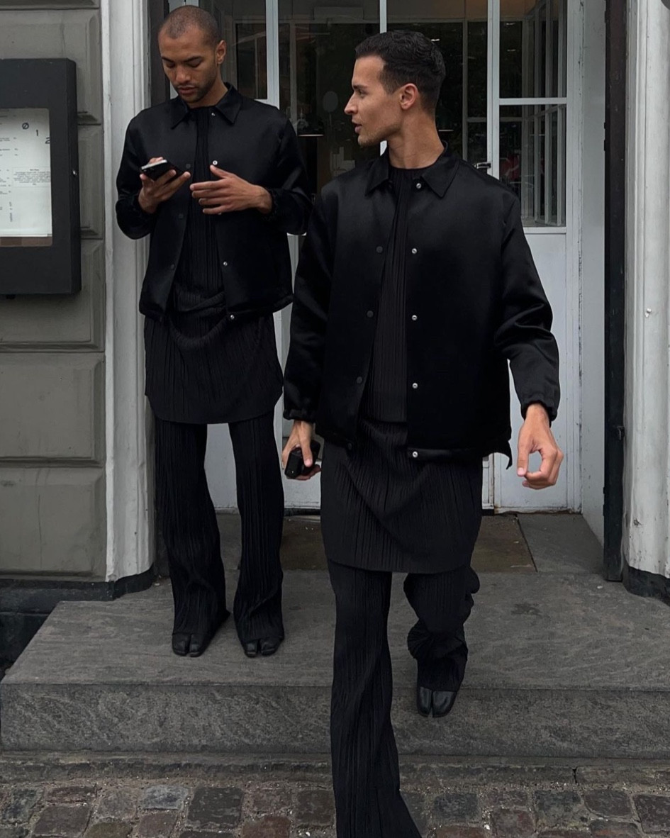 All Black 🖤

ensemble homme plissé noir, pantalon fluide plissé, top manches longues plissé, ensemble noir, veste en cuir, veste courte en cuir brillant, bomber en cuir 

#LTKmens #LTKstyletip #LTKeurope