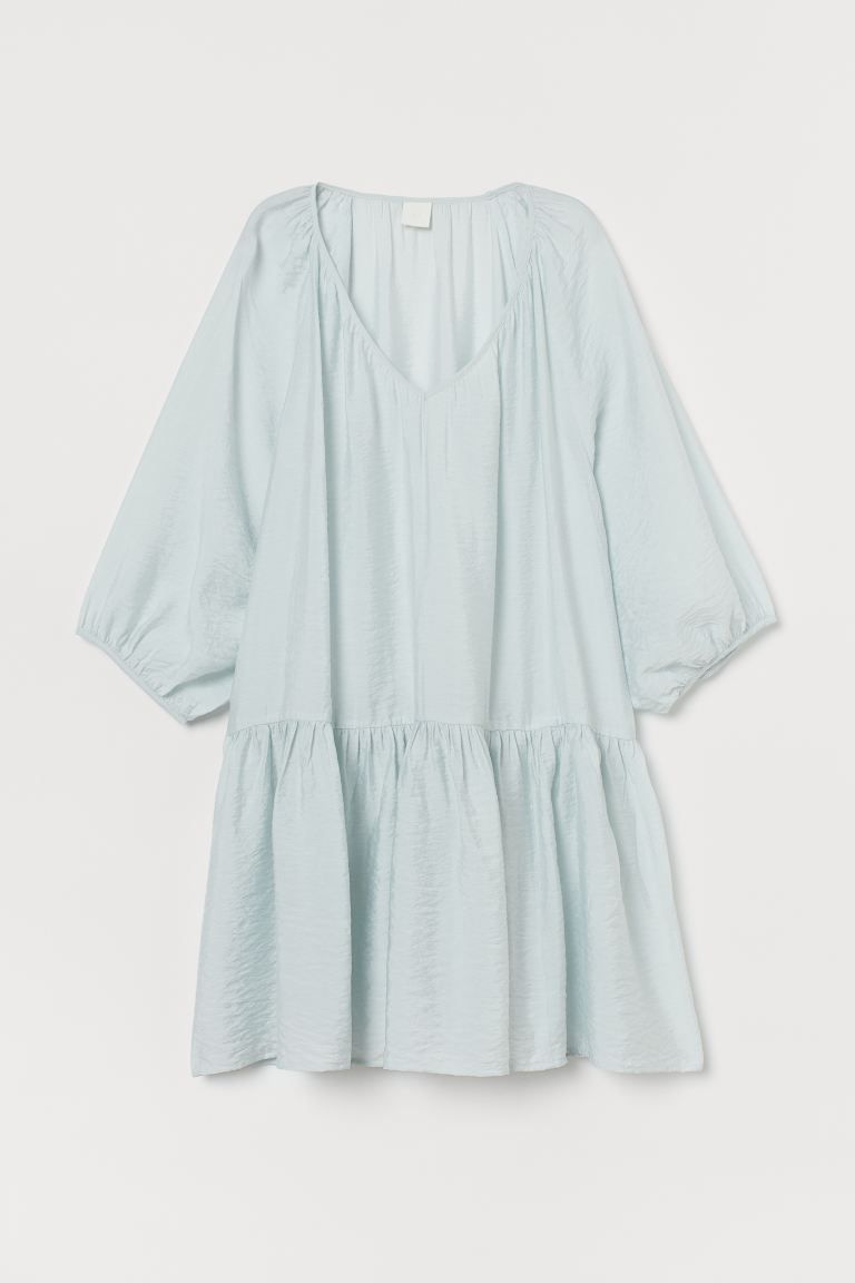 Short dress in airy, woven fabric. Gathered V-neck, wide 3/4-length raglan sleeves with narrow cu... | H&M (US)