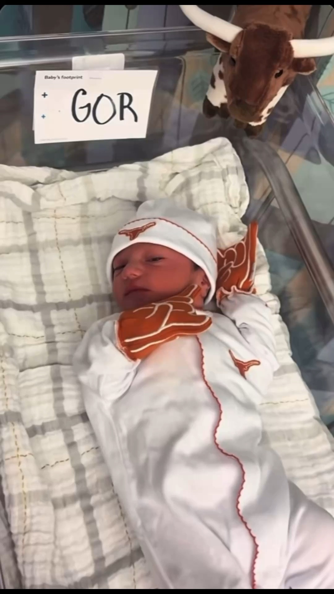 Start your little longhorn out as a fan from day 1 in the @day1fans baby mittens!

#LTKmomlife