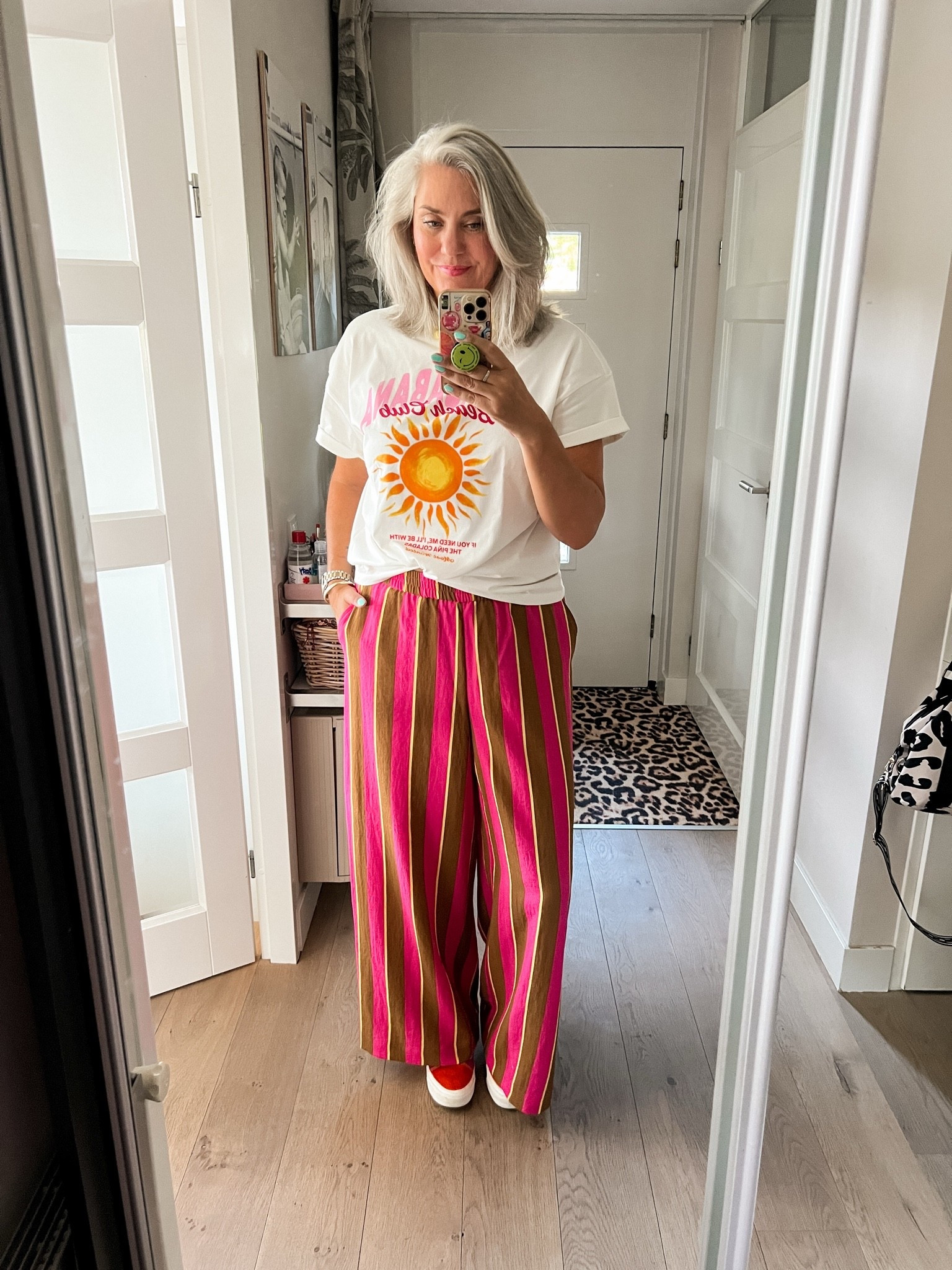 OOTD - Donderdag. Eén wit t-shirt met grafische print (https://most-wanted-nl.mtpc.se/6263539 maat M) op een roze, bruin, geel gestreepte broek en daaronder roze met oranje Vans (heel oud).

#LTKnederlands #LTKsummer #LTKeurope