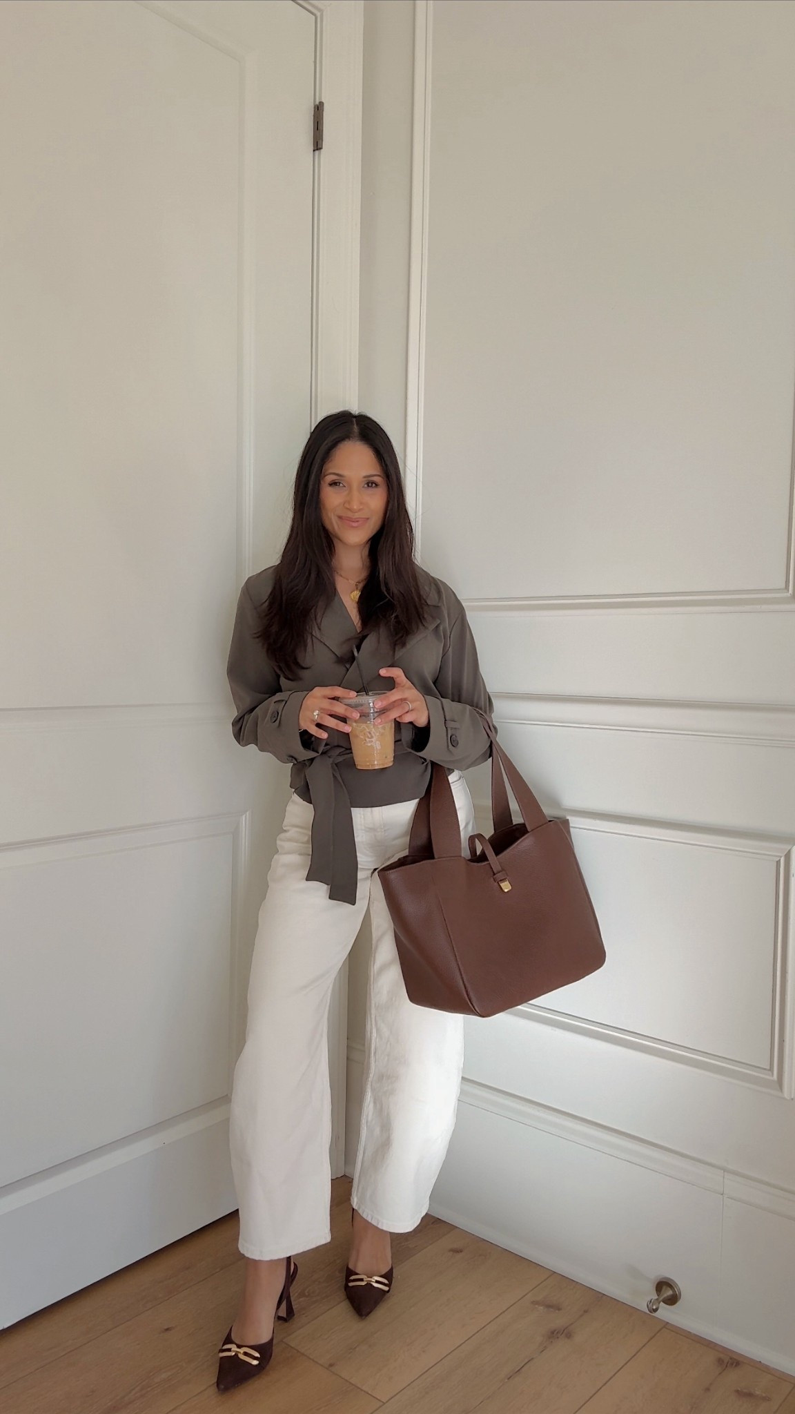 Love me some barrel style jeans especially in this off white color! 

Also, obsessed with this trench style top from @Aritzia ! 

Take 20% OFF my @giginewyork tote with code: HAUTE20

#workwear #ootd #officeoutfits #worktote #workbag #chocolatebrownoutdit #whitedenim

#LTKSaleAlert #LTKootd #LTKWorkwear