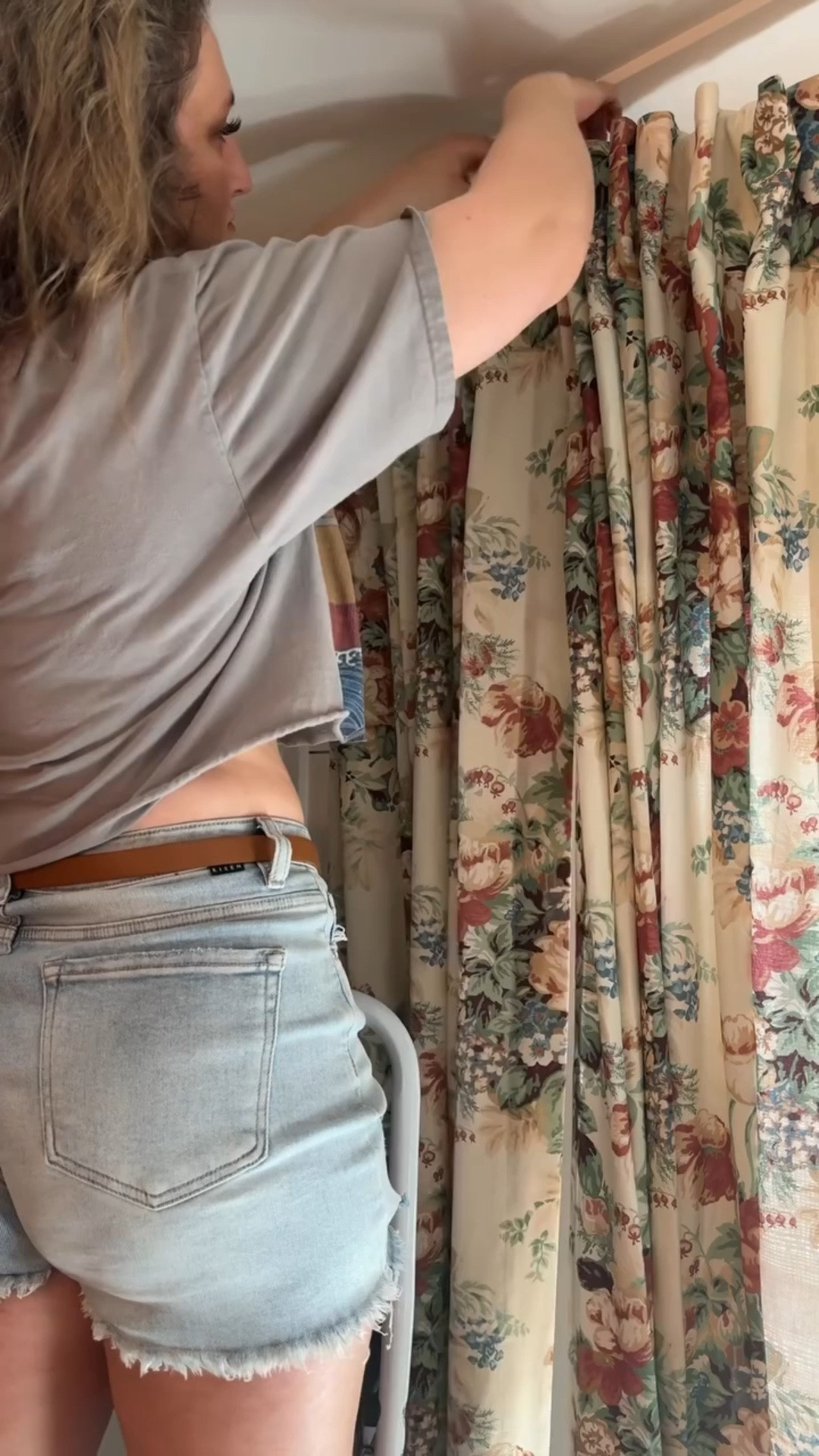 Comment “ Want “ and I’ll message you the details. Florals & Brass, doesn’t get much better. I loved these floral curtains before BUT…. This French return curtain rod just took them to the next level🥹🫶🏼 #cottagecoreaesthetic #cozycottage #windowtreatment #homedesign #homeprojects