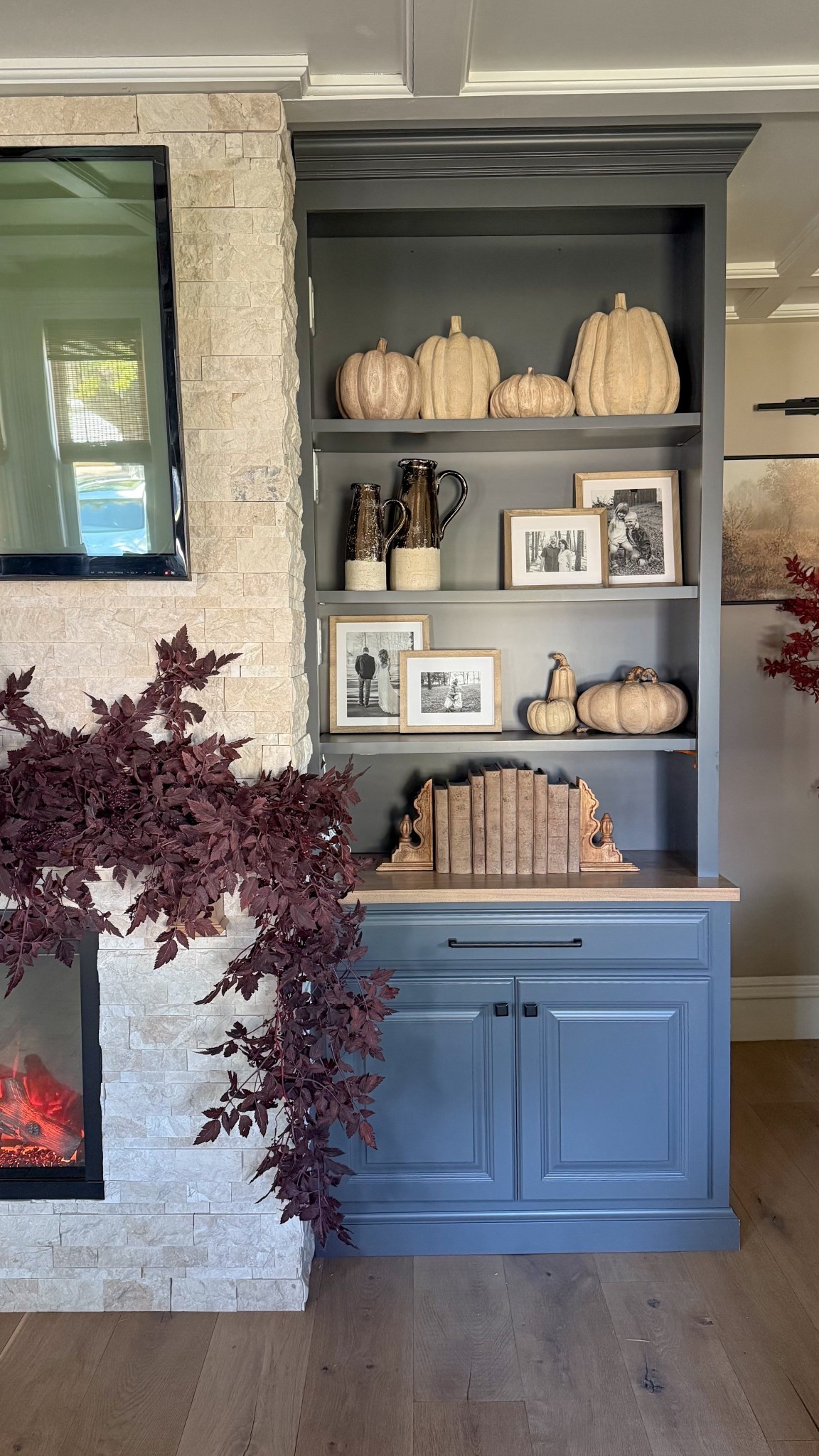 Fall Shelf Styling.

Fall Decor | Neutral Pumpkins | Wood Grain | Resin | Fall Mantle | Fall Garland | 

#LTKSeasonal #LTKHome