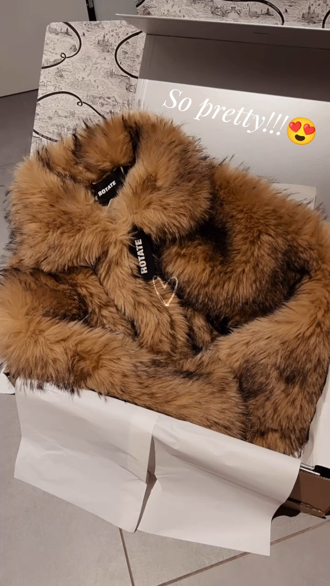 最近買的一件假皮草外套，超美的！😍
我平時買細碼至中碼
但這件外套偏大 
我買的XXS/XS 剛剛好👍
現在尺寸XXS/XS 還有20% off 折扣優惠🤩
有興趣可以去看看喔💕
直接連結🔗在這𥚃👇🏻
https://bit.ly/4ipzD3u

#LTKpartywear #LTKwinter #LTKsale