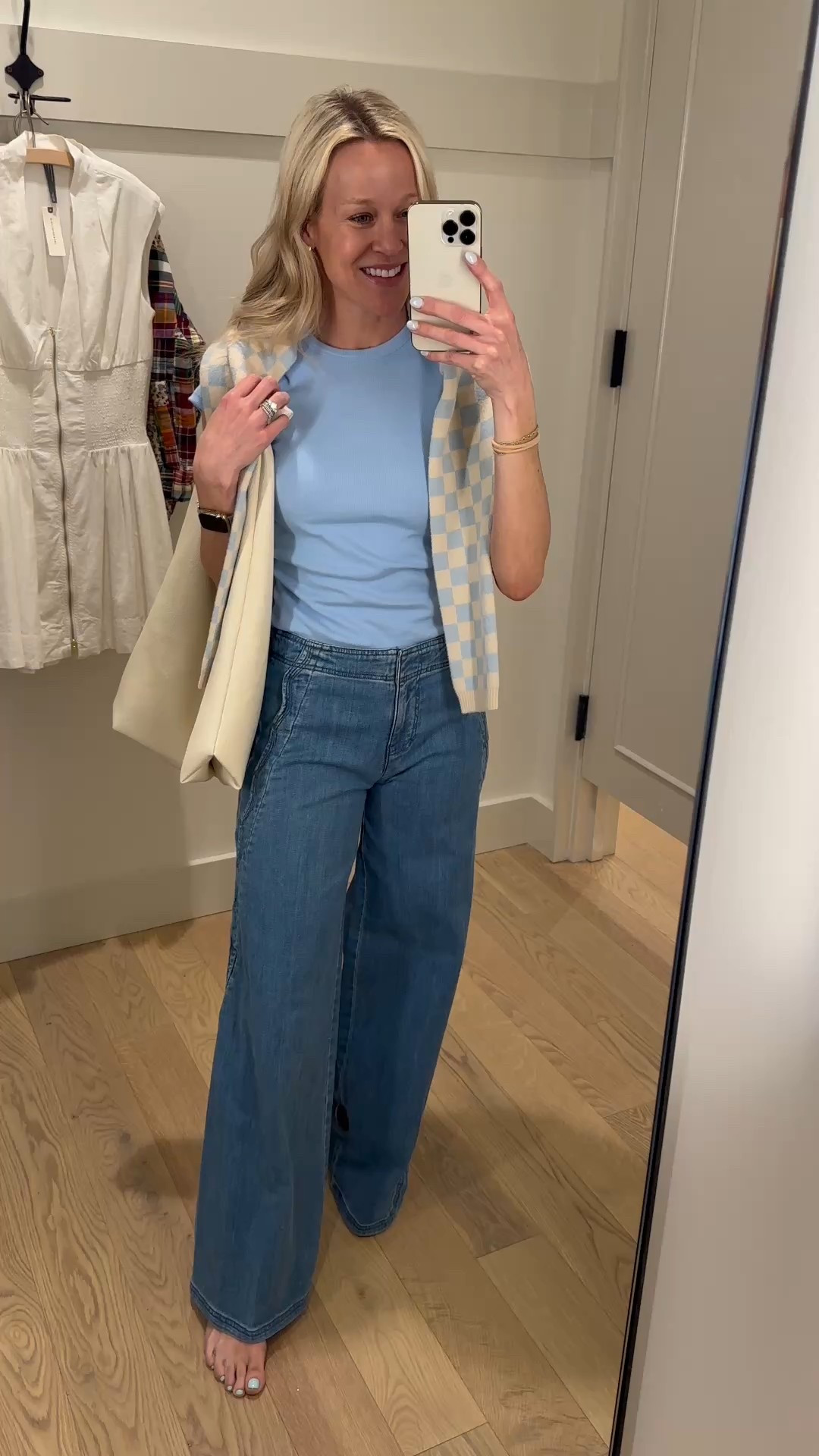 These jeans are sooooo good! The fit, details, everything! @anthropologie 

Tee- xs
Jeans- size 25 