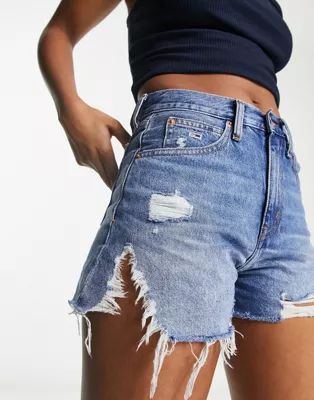 Tommy Jeans – Jeans-Hotpants in mittlerer Waschung mit offenem Saum | ASOS (Global)