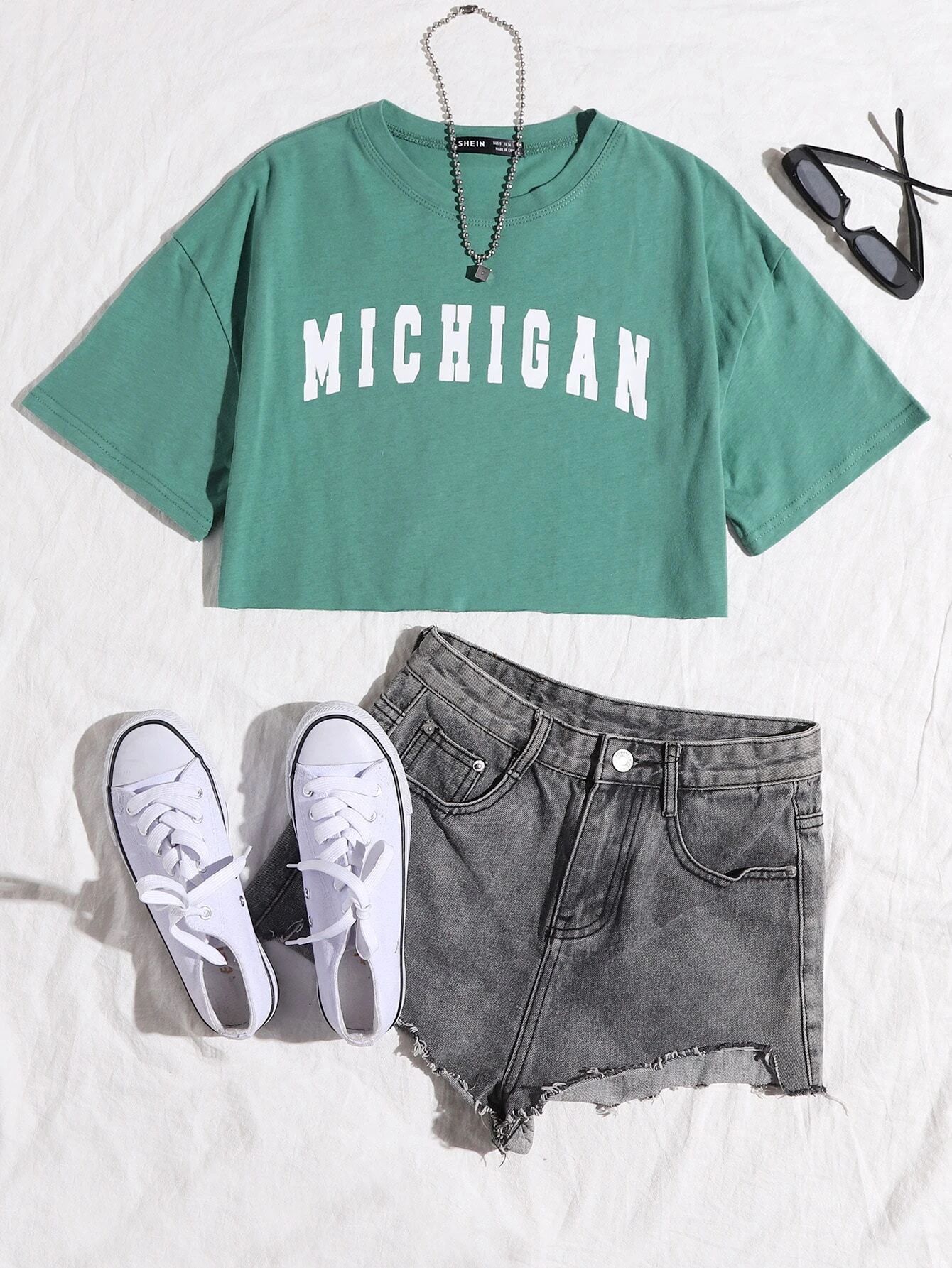 Drop Shoulder Letter Graphic Crop Tee | SHEIN