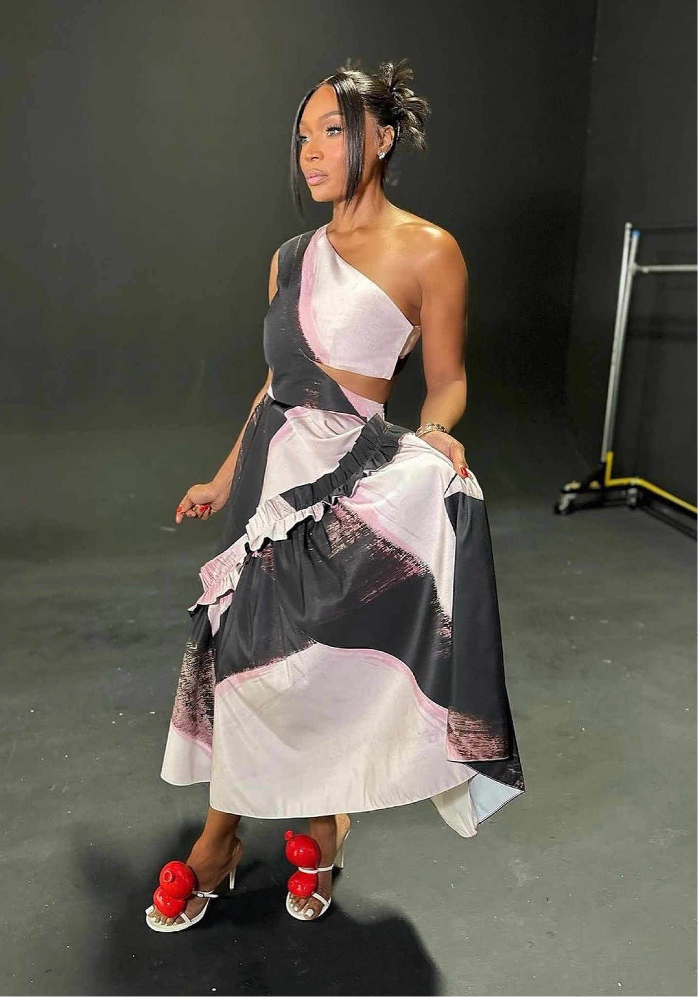 #MarloHampton struck a pose wearing a $3,190 #AlexanderMcQueen Brushstoke Print One-Shoulder Dress and $1,060 #Loewe balloon heels. What say you? Find a link to purchase in our bio! 📸IG/Reproduction #marlohamptonfbd #rhoa #realhousewivesofatlanta #rhoatl 

#LTKSeasonal #LTKFind
