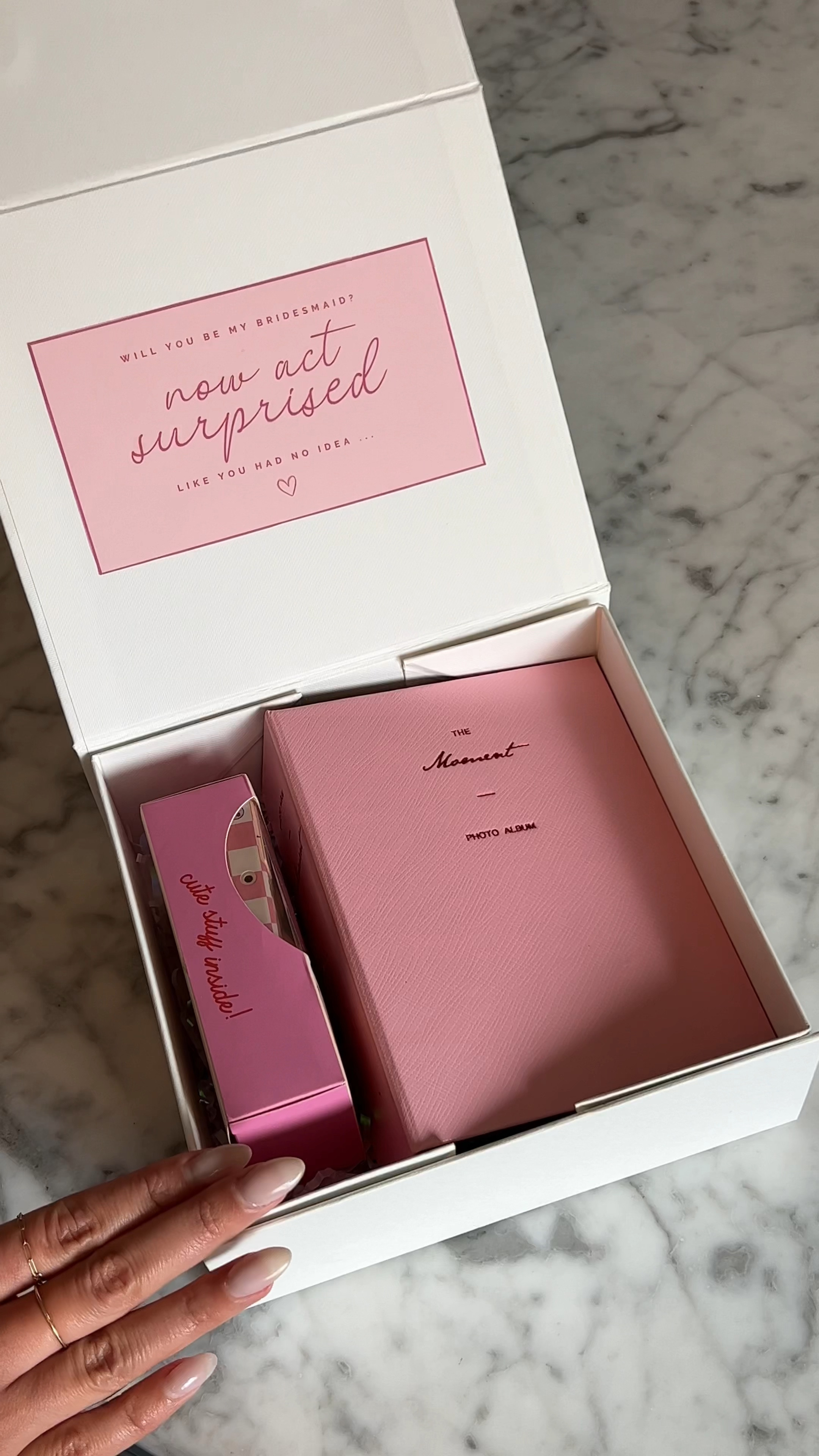 bridesmaid proposal box details 💍🫶🏽💕📸 the perfect unique gift that your bridesmaids will use during wedding activities and they will keep forever !!

4x6 pink photo album: etsy 
Pink aesthetic Disposable camera: etsy 
White proposal boxes: Amazon 
Baby’s breath: Trader Joe’s
White ribbon: target 
