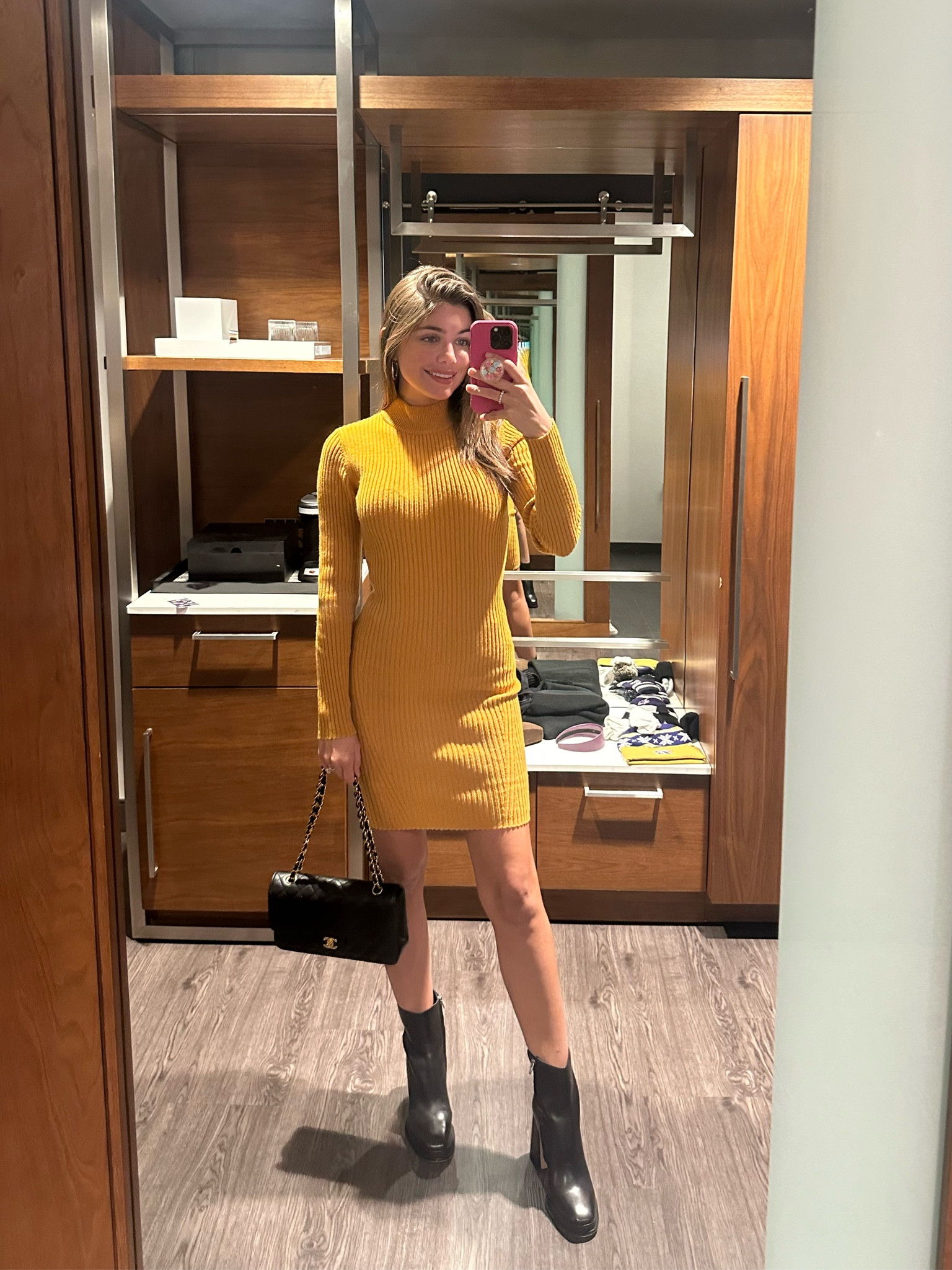 Date night 💛


Sweater dress
Booties outfit 
Black purse 
Winter outfit 