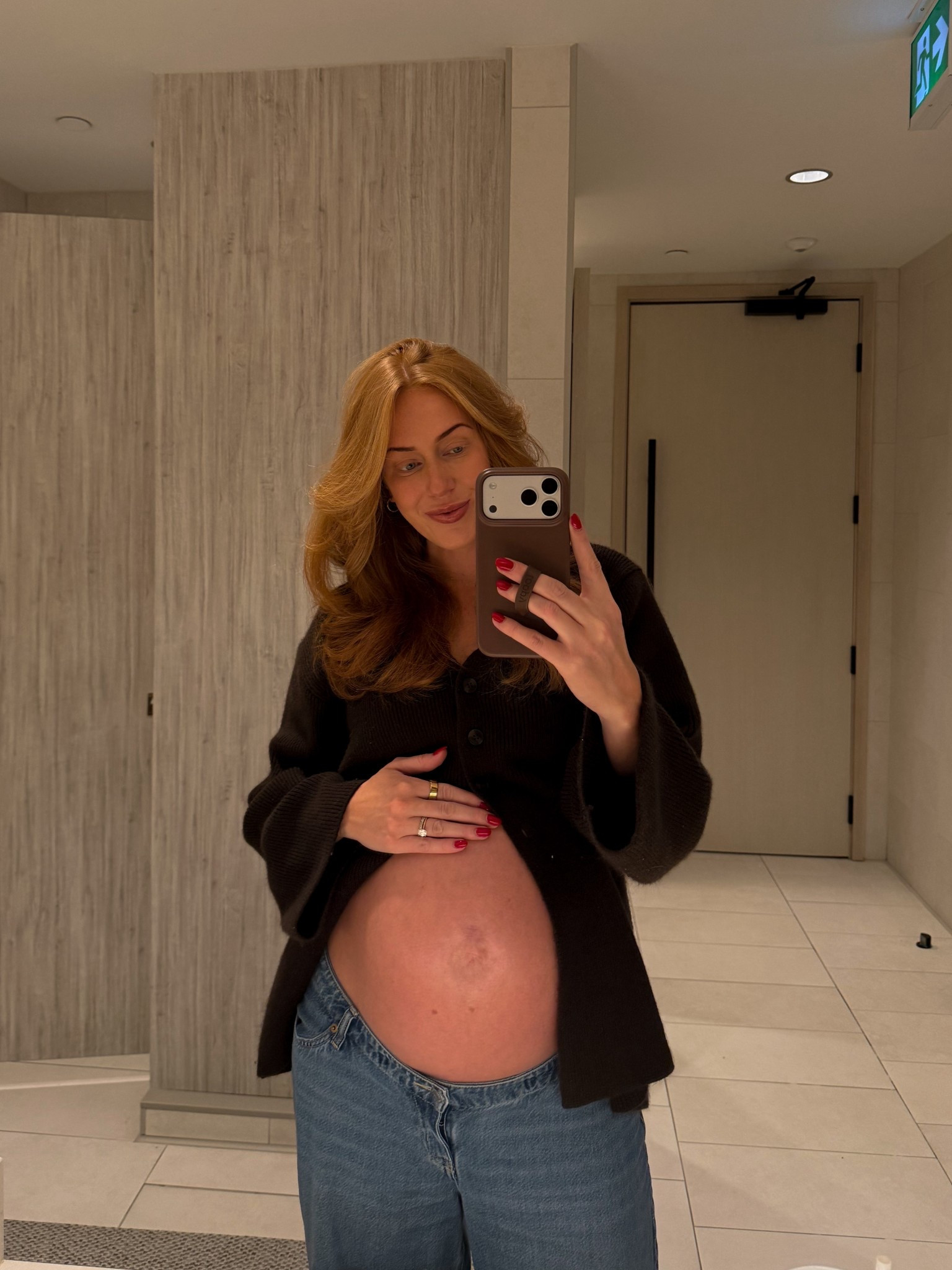 My most-worn maternity item this pregnancy 🤍 These H&M maternity jeans have a low-rise stretchy band (aka no belly pressure) and they’ve fit me from first tri all the way to now because the stretch is THAT good Jean

#LTKmaternity #LTKjeans #LTKstyletip