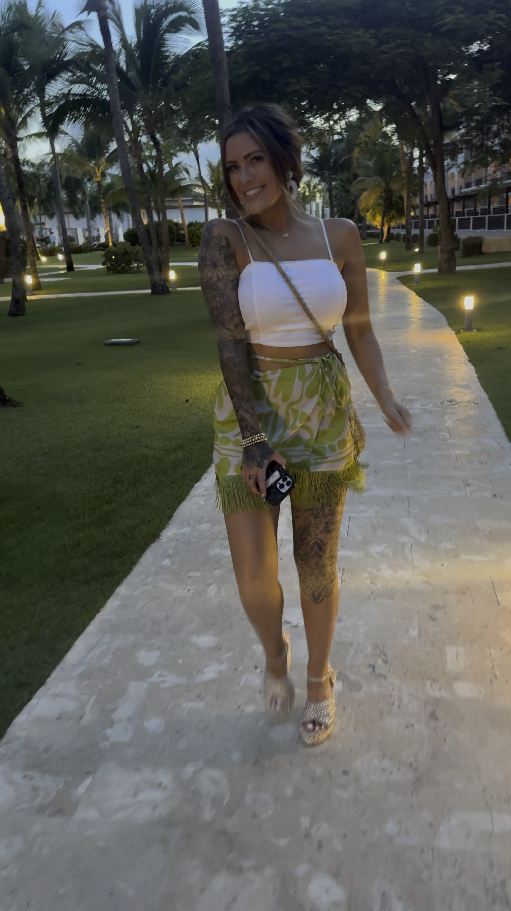 Vacay date night look 🤍🏝️ Steve Madden wedges are the statement piece 👌🏼 #vacationoutfit #vacay #datenight 