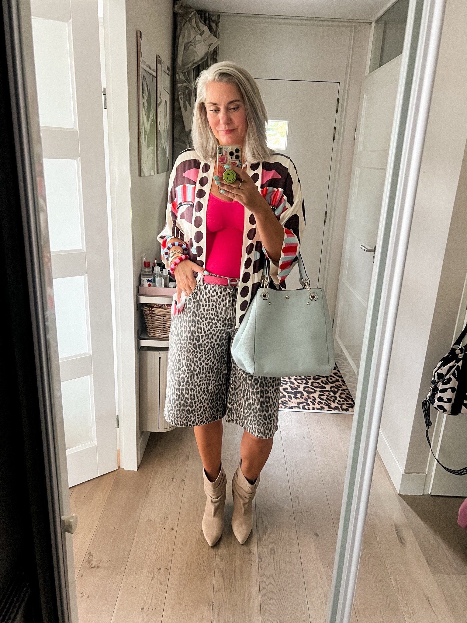 OOTD - Vrijdag. Een grijze leopard print jort (oud Pull and Bear) met een roze CFAB body (xl en code MARLOUS geeft 10% extra korting). De korte kimono vond ik ooit bij Parfois en de beige suède laarzen zijn van Poelman.

#LTKnederlands #LTKeurope #LTKsummer