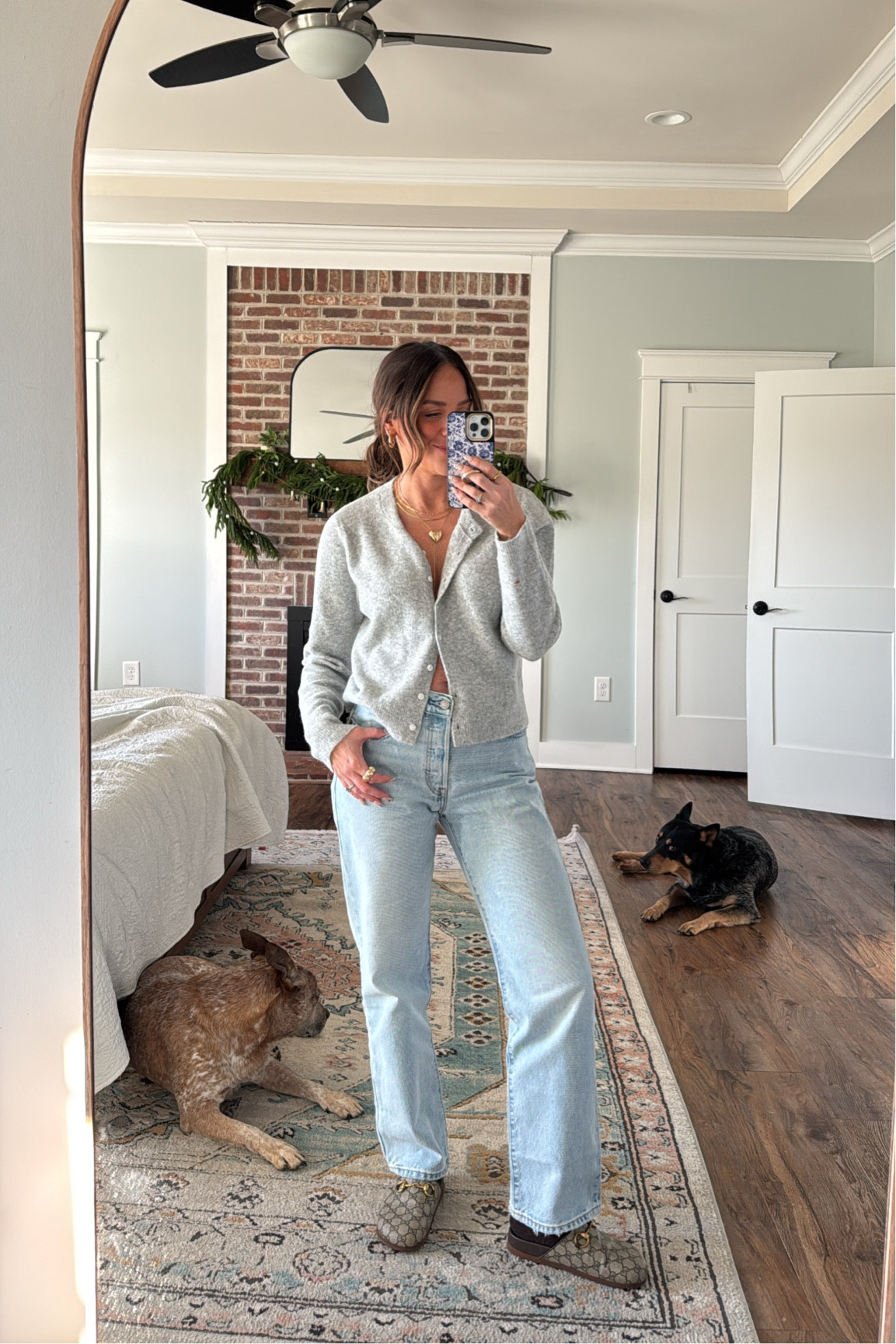 Softest cardigan I’ve ever put on my body. In size S & 26 jeans but I think I could have stayed tts 

#LTKFindsUnder50 #LTKStyleTip #LTKFindsUnder100