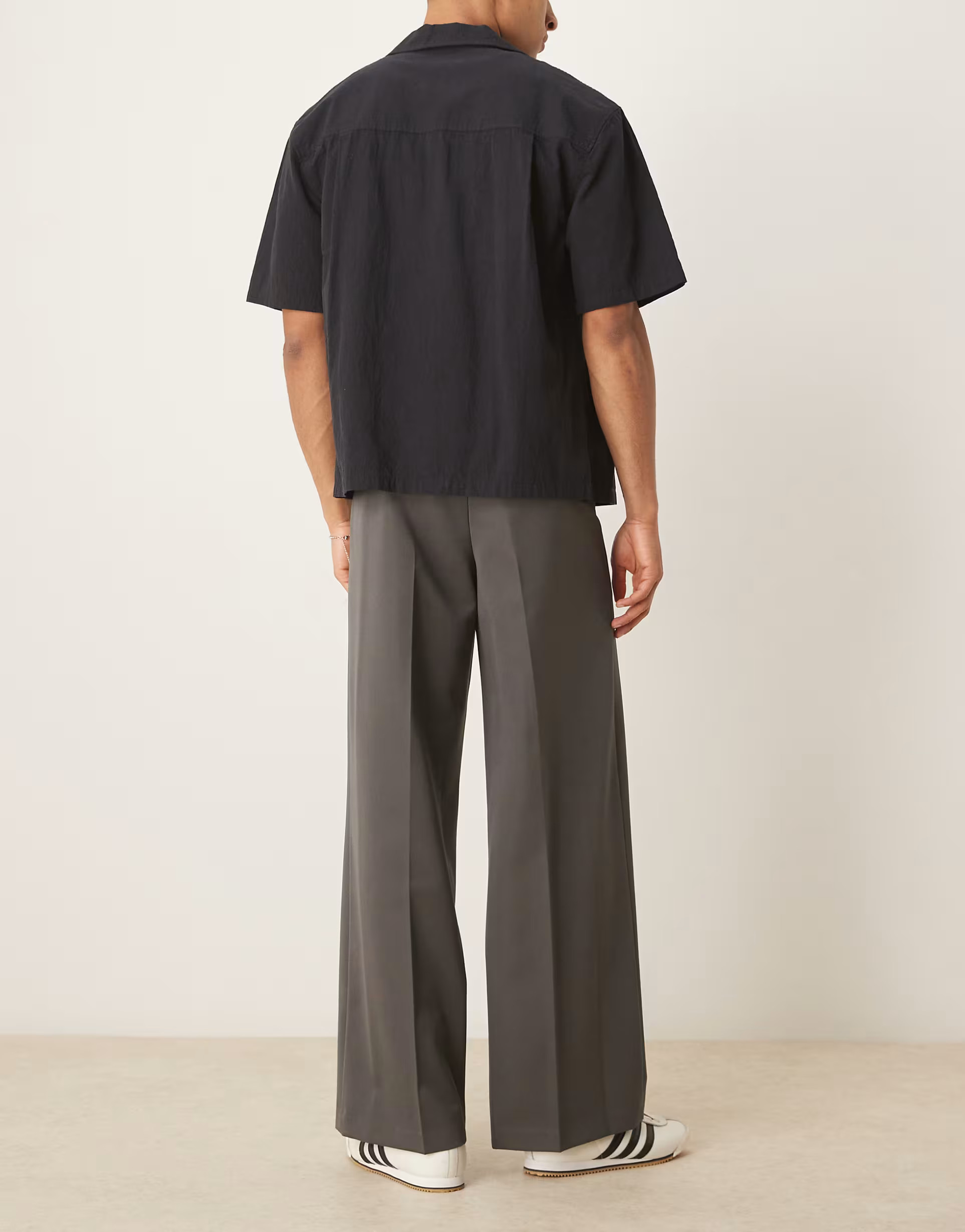 ASOS DESIGN – Elegante Hose in Anthrazit mit weitem Bein und Bundfalten vorn | ASOS | ASOS (Global)