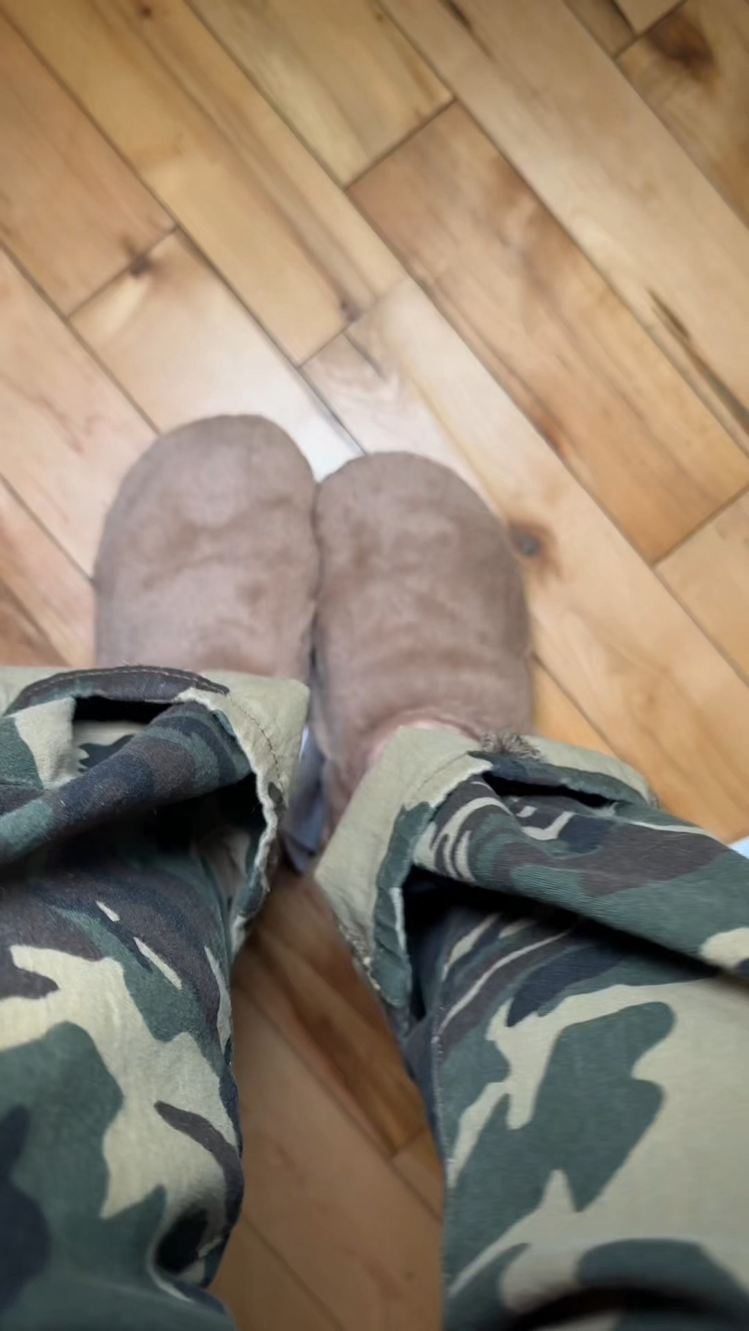 These are the clogs for your cozy era 🧸✨
The Crocs Classic Unfurgettable Clog features:
✔️ Faux fur lining for plush warmth
✔️ Lightweight, slip-on comfort
✔️ A sleek, minimalist silhouette
✔️ Perfect for errands, airport fits, or everyday lounging

These are the shoes you’ll wear with leggings, sweats, oversized knits, or puffer vests—basically, everything this season.
Linked in my “Fall Closet Staples” + “LTK Under $50” 🖤
#LTKCozyStyle #ViralClogs #FauxFurLinedClogs 