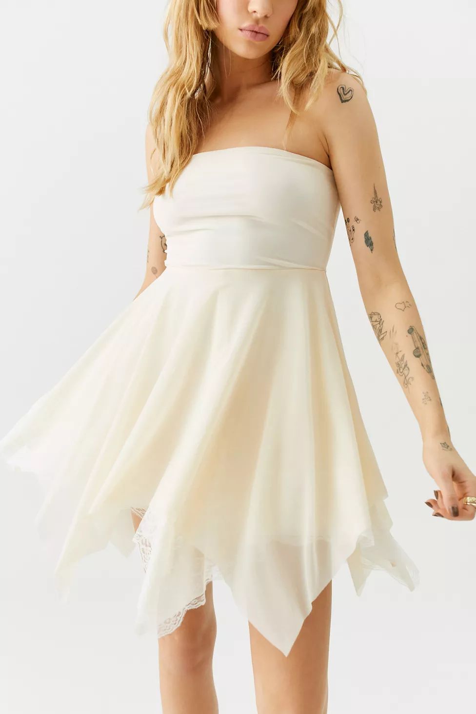 UO Gemma Lace Strapless Mini Dress | Urban Outfitters (US and RoW)