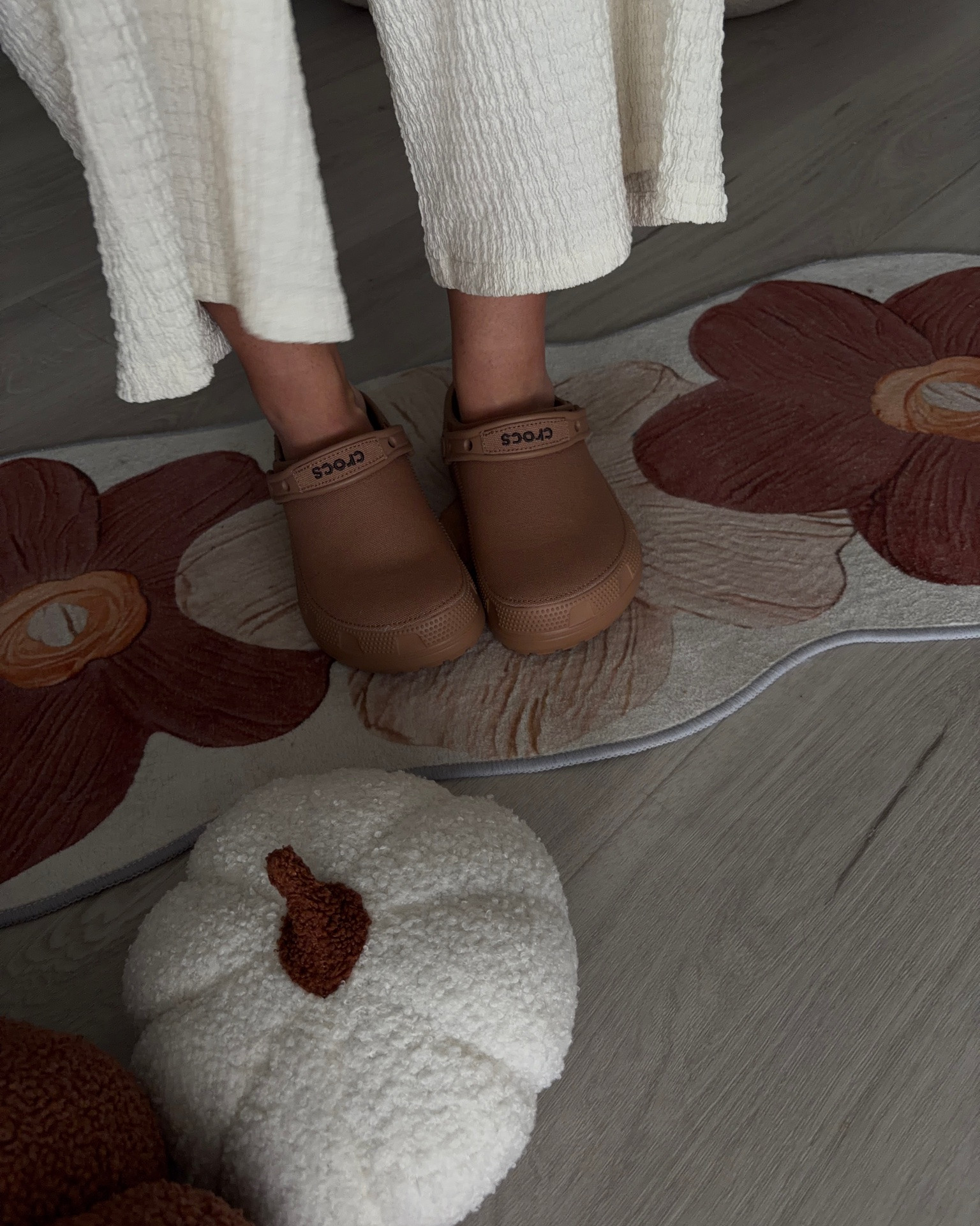 Obsessed with those clogs 🤎🧸

#LTKSeasonal