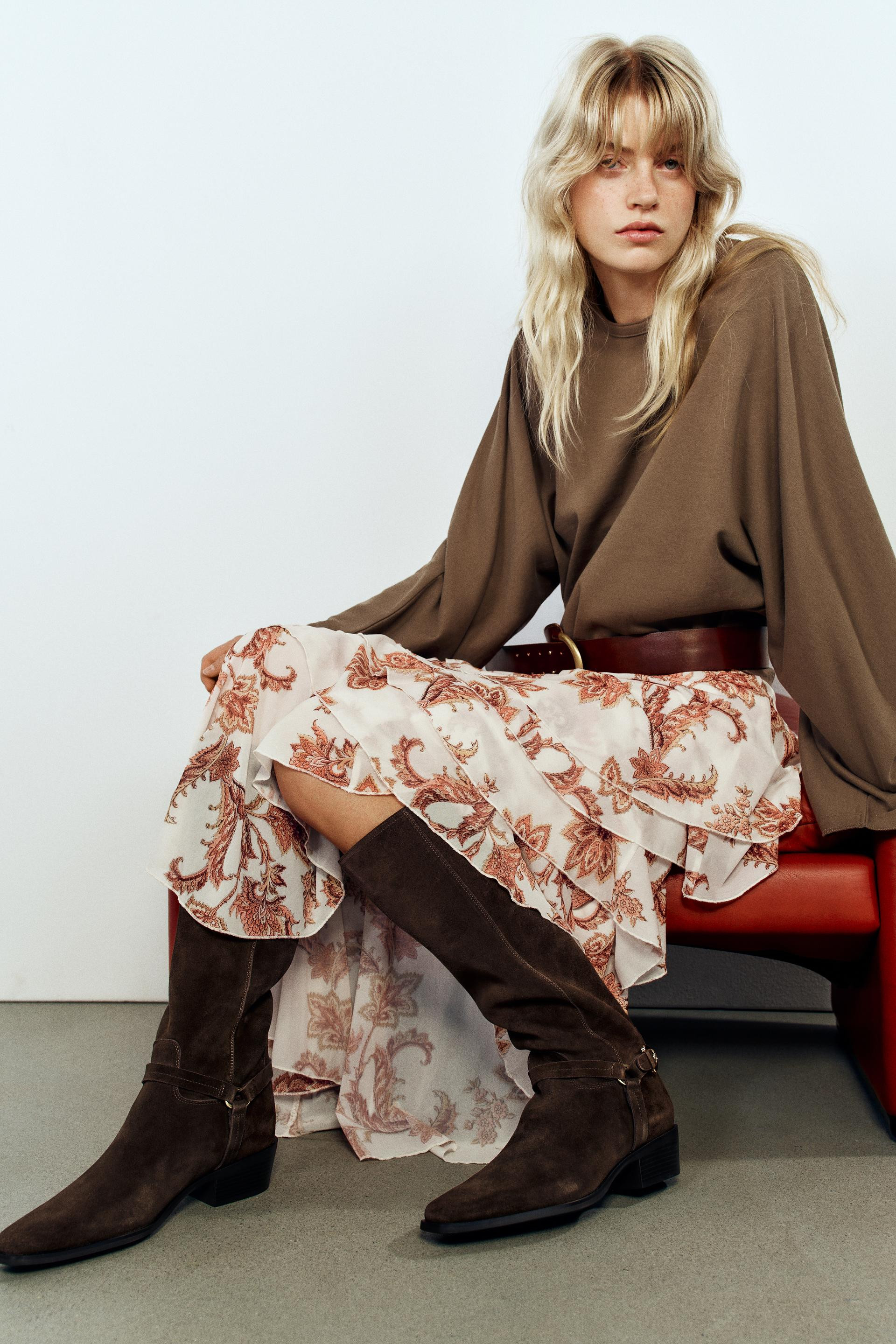 Model height: 180 cmKnee-high split suede boots. Strap detail with appliqu\u00e9 and metal buckle... | Zara DE