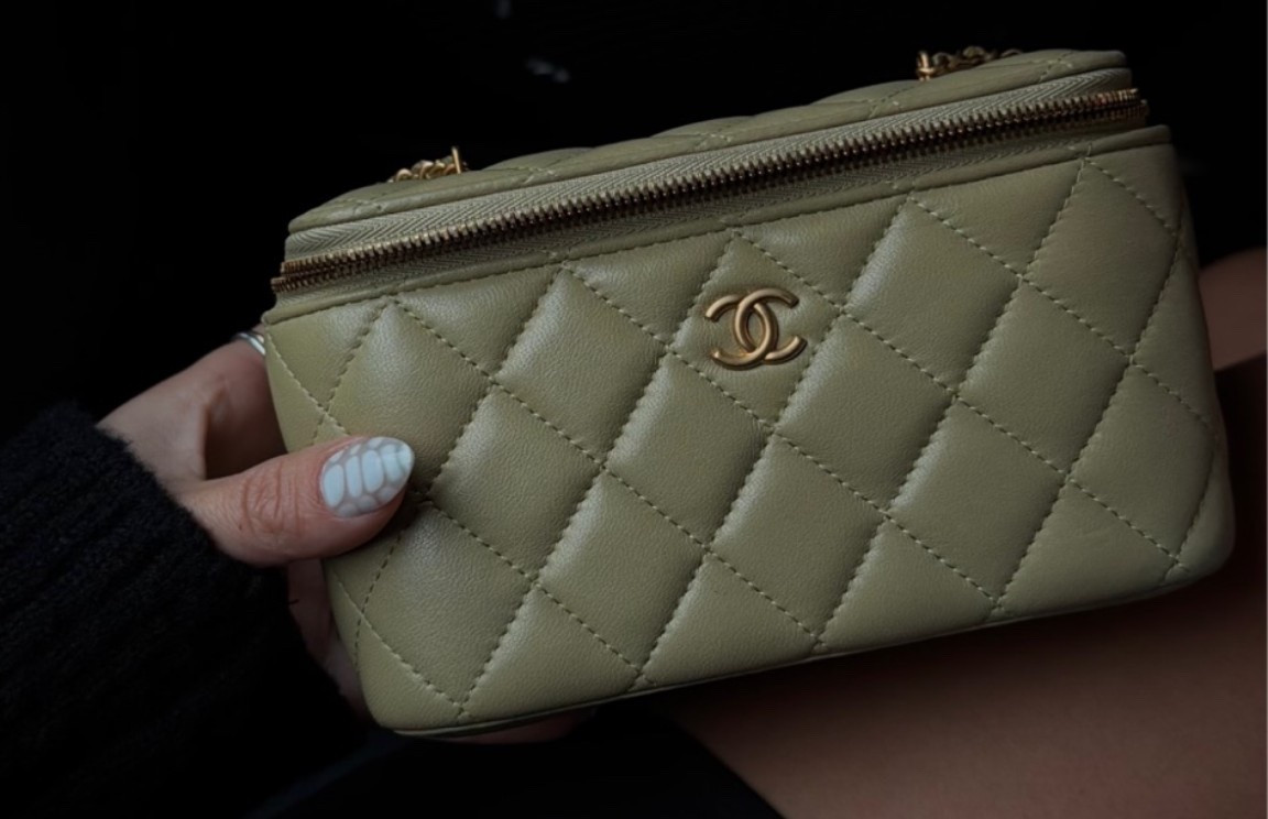 Adding this bag to my wishlist 

Chanel Pearl Crush Small Vanity Case Bag