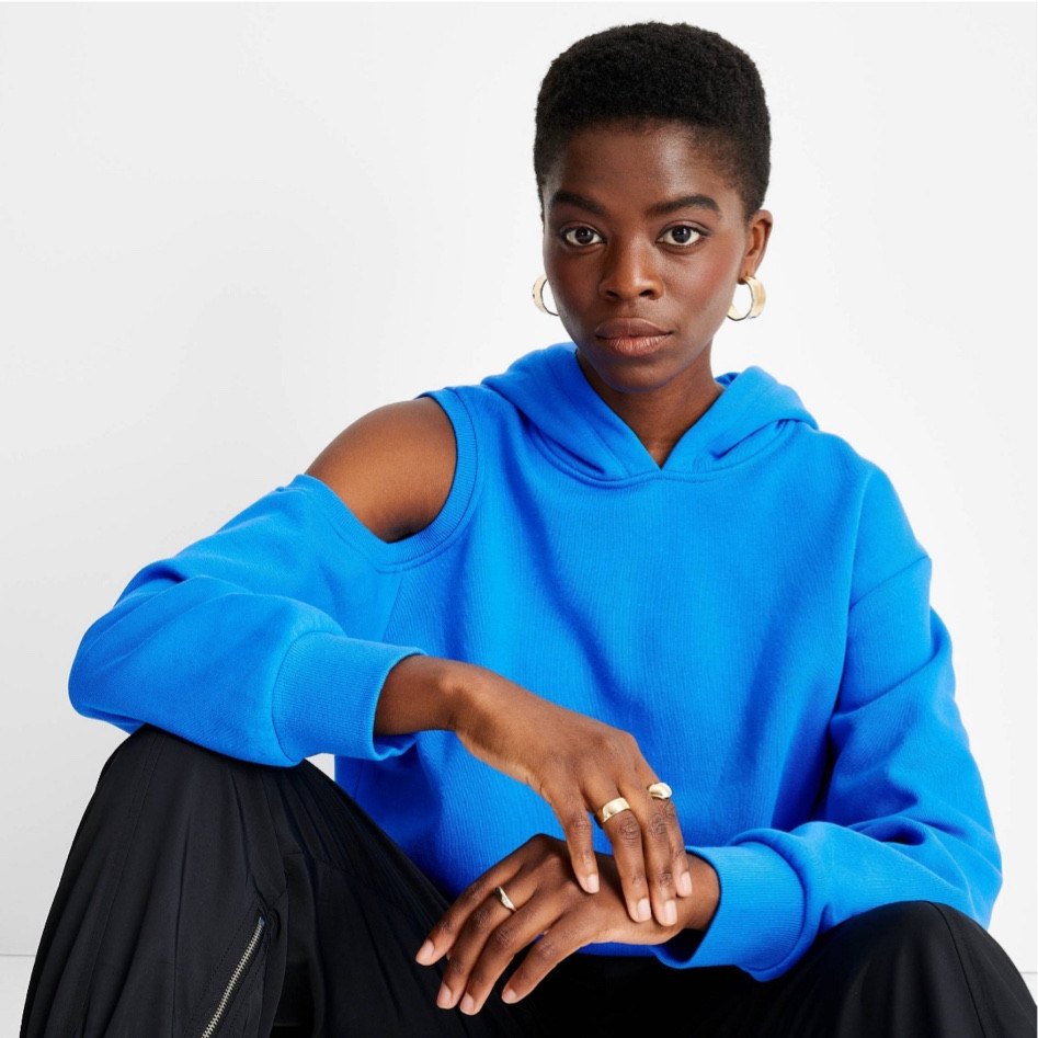 Stylish hoodie with shoulder cut-out
Made from a soft cotton blend
Hooded neck and long sleeves
Below-waist length offers easy layering
Casual fit