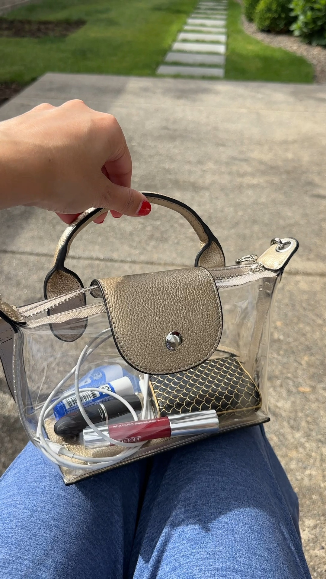 Amazon clear crossbody bag. This is so cute and very nice quality! I got the gold.
.
#amazon