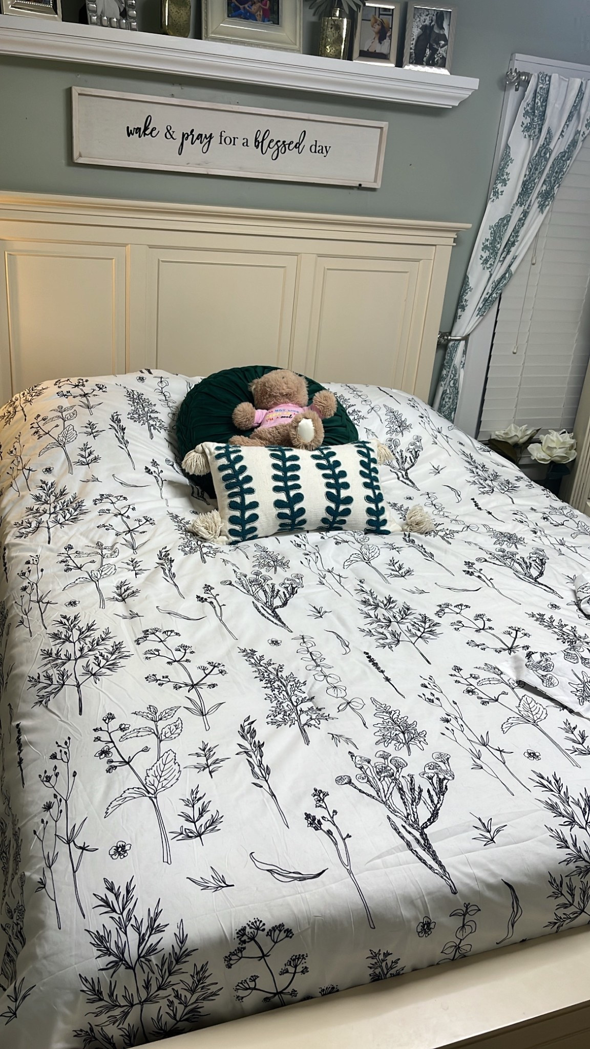 Updated my comforter. Think I’m going redo the whole room now 

#LTKFindsUnder100 #LTKHome #LTKSpringSale