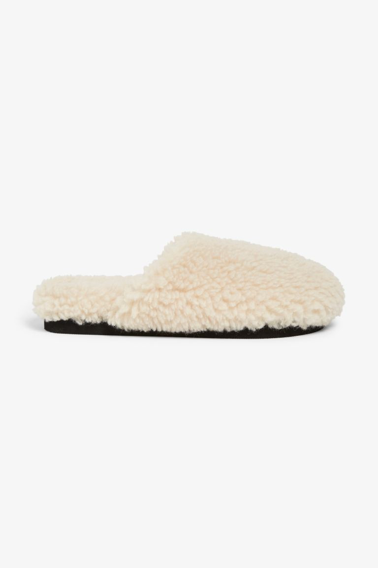 Teddy-Pantoffeln - Gedämpftes Beige - Ladies | H&M AT | H&M (DE, AT, CH, NL, FI)