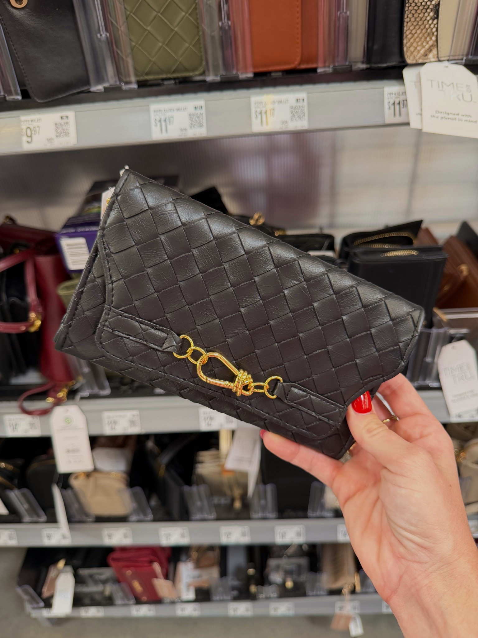 Literally $12!! this little brown braided clutch is giving designer vibes for less 👏🏻🤎 

walmart clutch, brown braided clutch, designer look for less, walmart accessories, walmart fashion finds, fall accessories 2025, affordable handbags, walmart purses, neutral clutch outfit, walmart fall fashion

#LTKItBag #LTKStyleTip #LTKSaleAlert