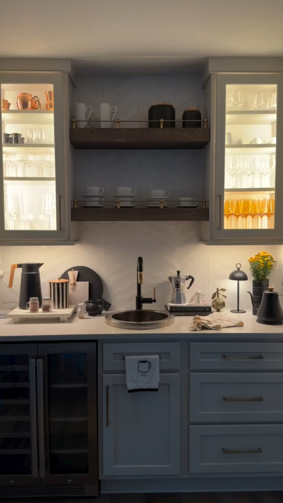 When the espresso machine breaks, you go back to the basics ☕️

Since our automatic espresso maker quit on us, we’ve been brewing coffee the old-fashioned way on the stovetop, and honestly, it’s been kind of fun. 

Sure, pressing a button is easier, but there’s something charming about slowing down and doing it by hand. Slower, simpler, but somehow better ☕️

Comment “coffee station” to shop this little space! 

Quando a máquina de espresso quebra, a gente volta ao básico ☕️
Como nossa cafeteira automática resolveu se aposentar, temos feito café à moda antiga, no fogão — e, pra ser sincera, tem sido até divertido. Apertar um botão é mais prático, eu sei, mas há algo de encantador em desacelerar e fazer tudo à mão. Mais devagar, mais simples, mas de alguma forma… melhor ☕️