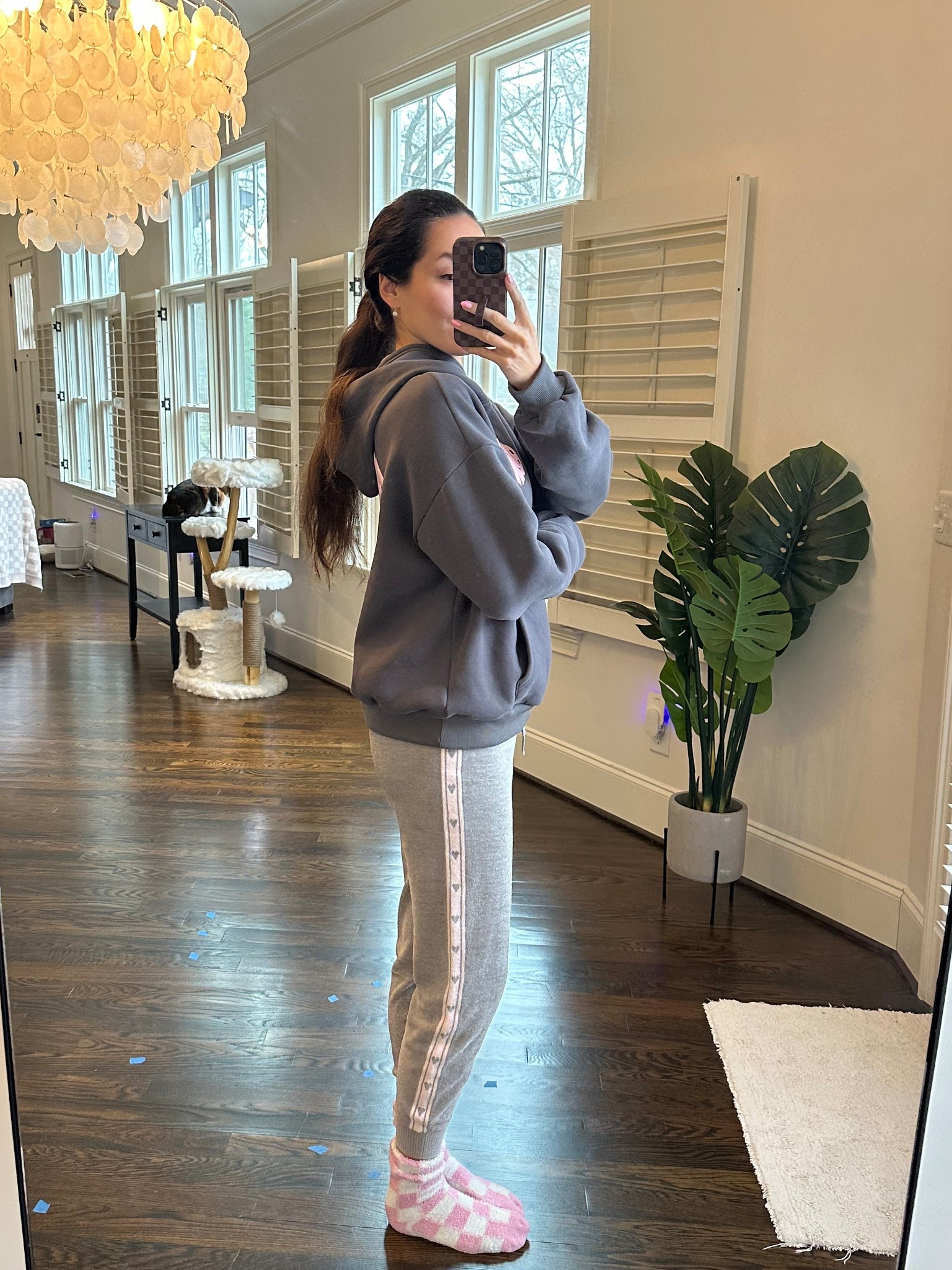 Loungewear 
WFH
Edikted sweatshirt 
Barefoot Dreams pants 
Barefoot Dreams socks 