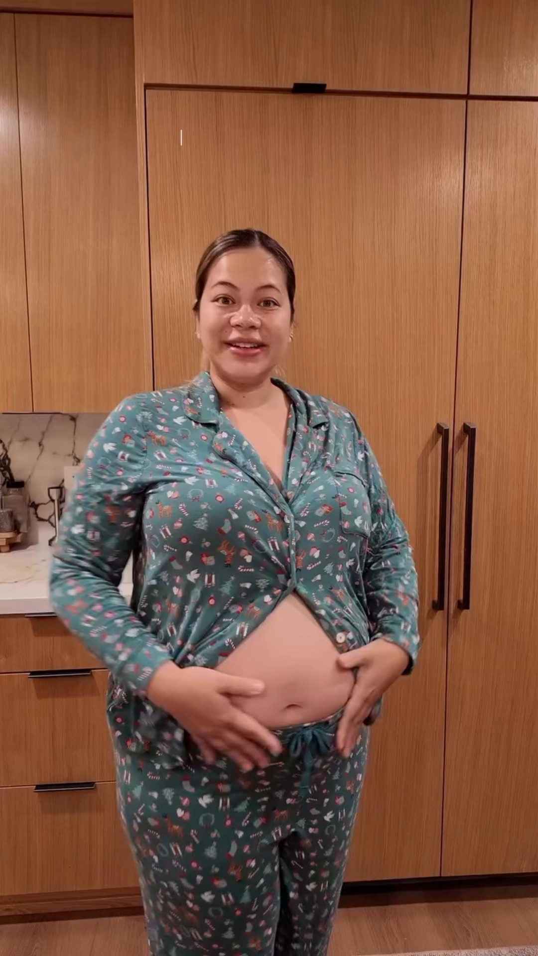 Monday preschool morning routine ✨💕 I was lucky that I got an extra 15 mins of him sleeping in to get what I needed done 😂! 

@amazonalexa 
@hydrojug 
@thatsit 
@sietefoods 
@calpak 
@siggisdairy 
@littlespoon 
@breville 
@snackbacktonature 

#mom #vlog #morningroutine