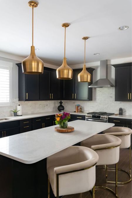 This kitchen is the epitome of simple and elegant. ✨ #ProjectRiversideRetreat

#interior #interiordesign #homedecor #kitchen #kitchenisland #decor #lovewhereyoulive

#LTKhome
