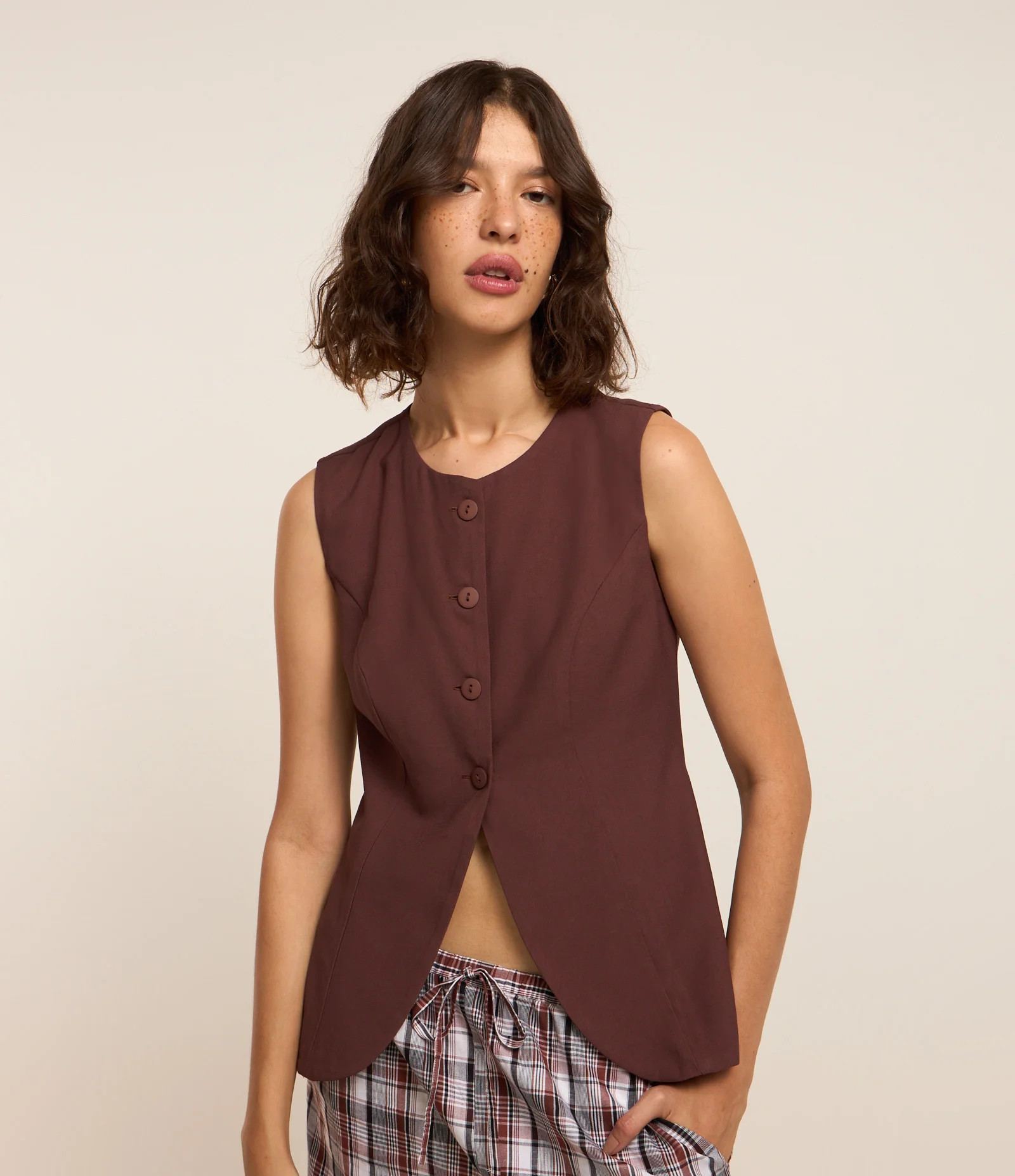 Colete Alongado em Alfaiataria com Botões na Frente Marrom - Lojas Renner | Renner (BR)