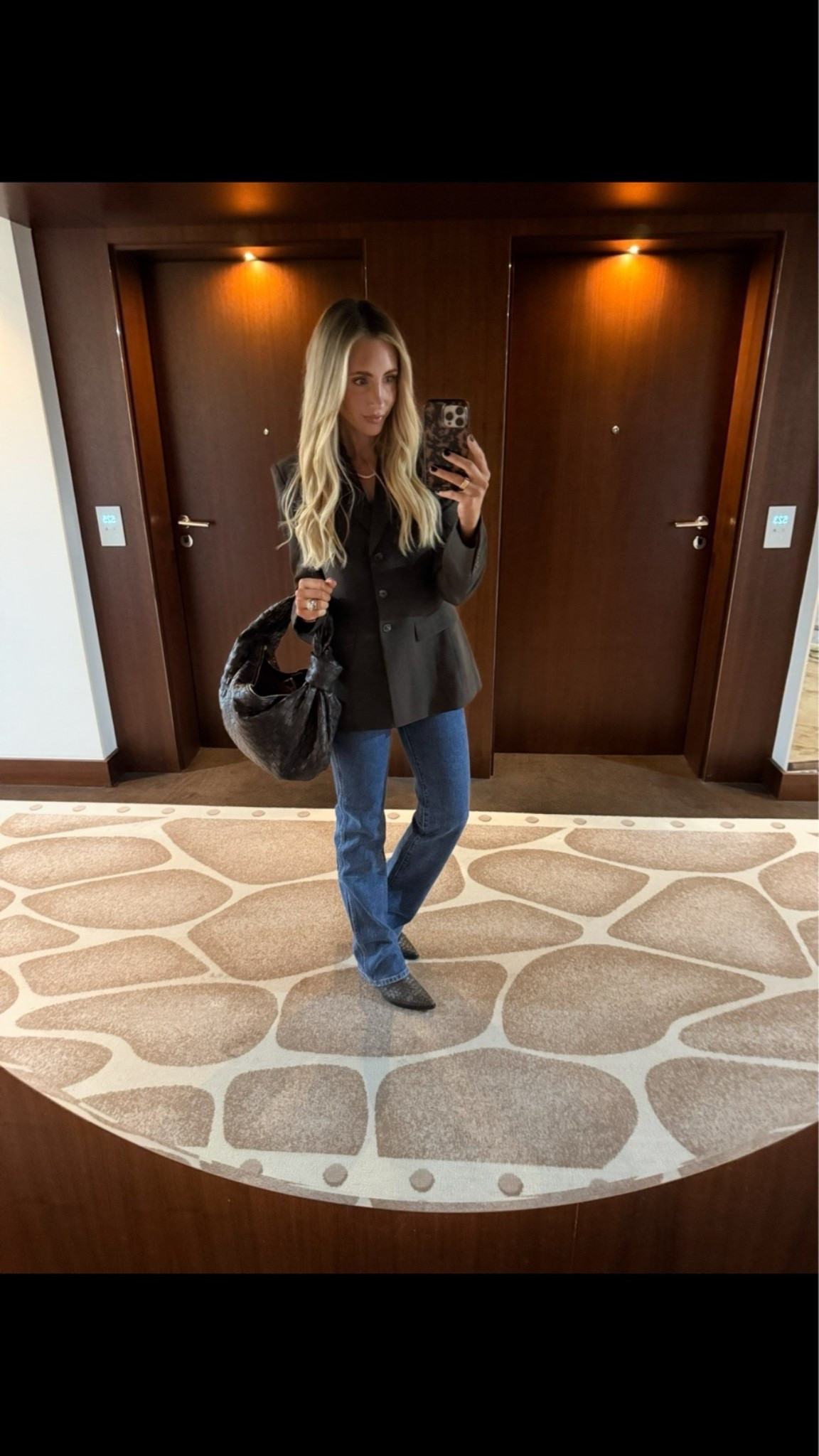 The perfect elevated everyday look. Classic blazer and denim combination that never goes out of style.

Em sizes:
Height: 5’6”
Weight: 115lbs
Tops: small
Pants: 2, small, 25

Elevated, classic, timeless, fashion, mom fashion, fall fashion