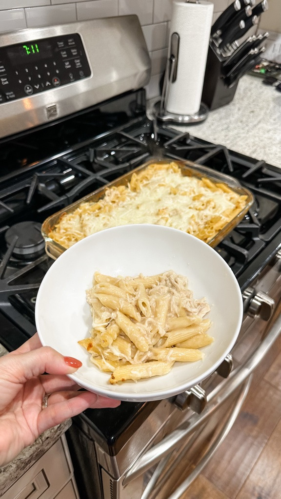 🤤 You HAVE to try this SUPER EASY Dump & Bake Chicken Alfredo Pasta! It’s creamy, cheesy, and perfect for busy weeknights — plus, the leftovers are so good the next day. 🙌

Ingredients:
• 1 (16 oz) package uncooked rotini pasta
• 22 oz jar Alfredo sauce (about 2 ½ cups)
• 3 cups chicken stock (or chicken broth)
• 2 cups shredded or diced rotisserie chicken (or other cooked chicken)
• 2 tsp minced garlic (about 2 large cloves)
• 2 cups shredded mozzarella cheese (or Italian blend)

Directions:
1️⃣ Preheat oven to 425°F.
2️⃣ In a casserole dish, combine pasta, chicken stock, Alfredo sauce, minced garlic, and shredded chicken. Mix well.
3️⃣ Cover tightly with foil and bake for 30–35 minutes.
4️⃣ Remove foil, stir, then top with shredded mozzarella.
5️⃣ Bake uncovered for 8 more minutes until cheese is melted and bubbly.
6️⃣ Serve warm and enjoy that creamy, cheesy goodness!

Perfect for those nights when you want something homemade without the hassle! 💛

#easyfamilydinner #easydinnerideas #familyfavorites #comfortfood #alfredopasta