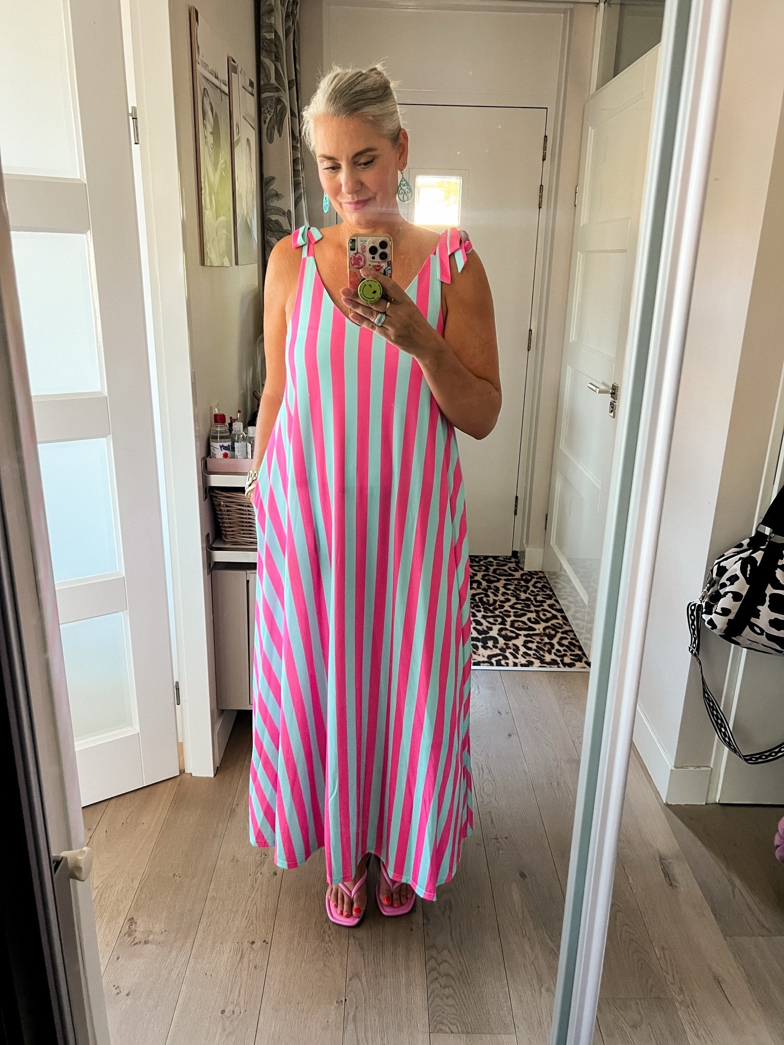OOTD - Donderdag. Een roze met turquoise gestreepte zomerjurk van Poespas (van vorig jaar) en roze slippers (heel oud).

#LTKnederlands #LTKeurope #LTKsummer
