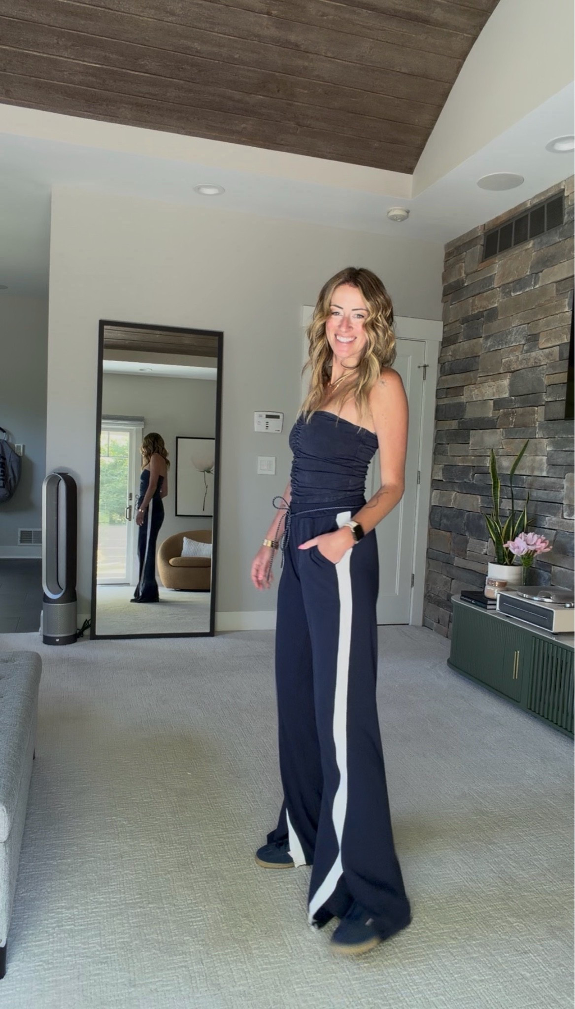 Aerie sporty mom
Outfit ideas work long flare pants
Track pants and tube top
Navy outfits