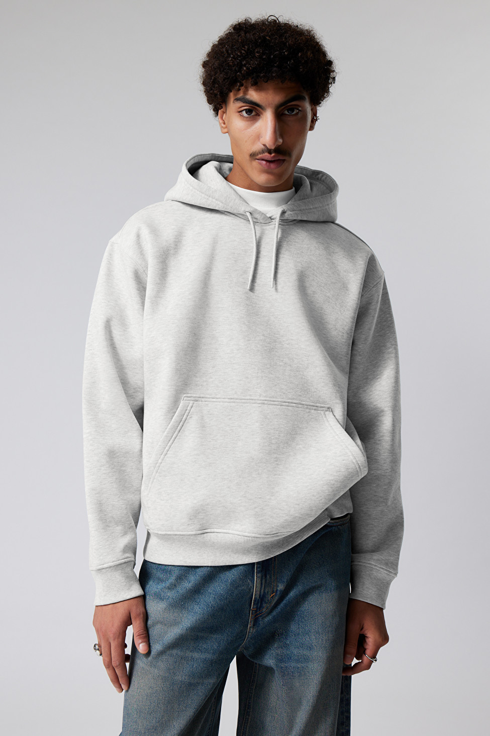 Schwerer Kapuzenpullover mit relaxter Passform | Weekday