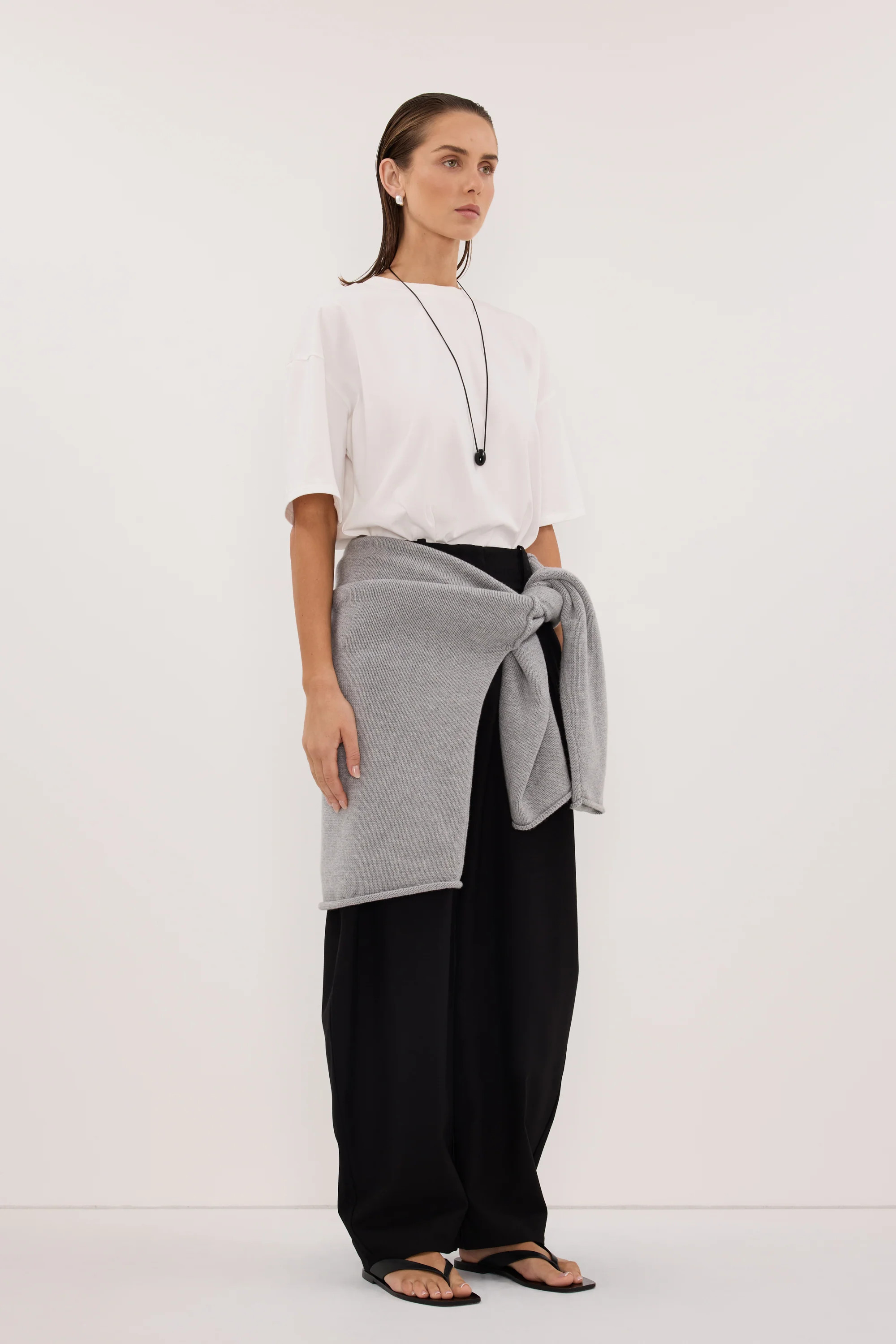 TYRA WHITE LONGLINE KNIT TEE | DISSH