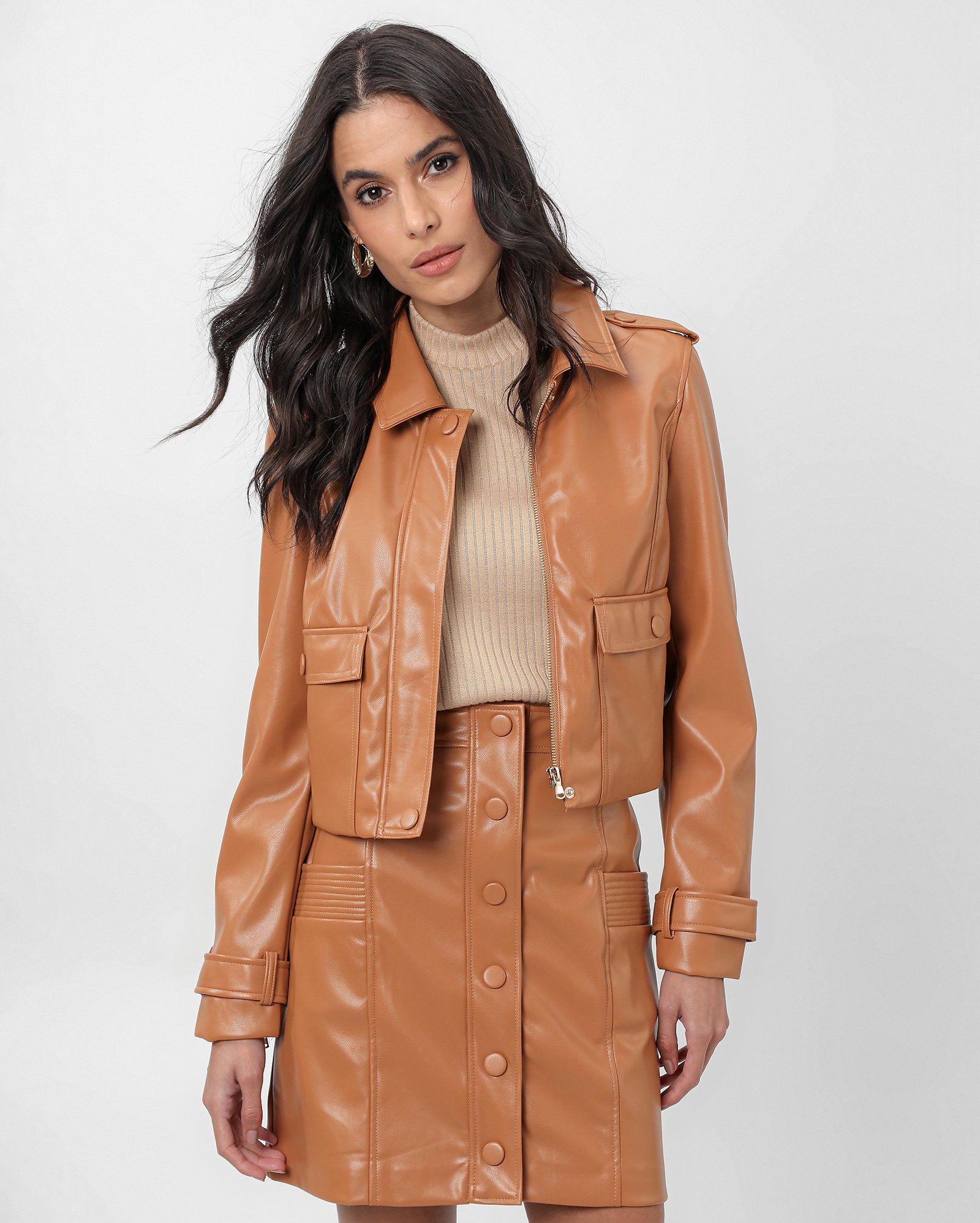 Jaqueta cropped em poliuretano com bolsos cargo marrom | AK by Riachuelo | Riachuelo (BR)