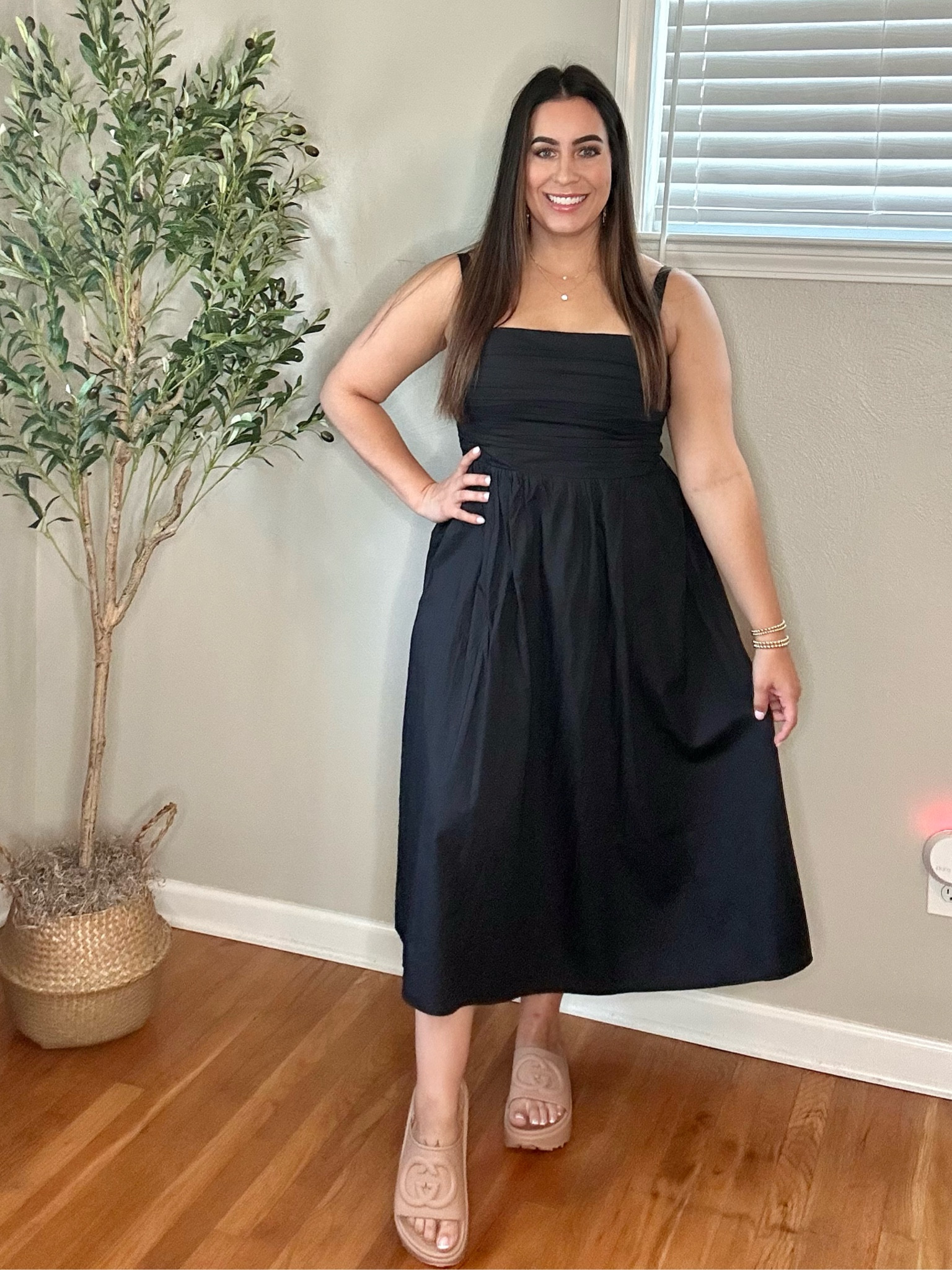 Abercrombie dress size large regular 
Gucci sandals tts, if in between sizes then size up

#LTKstyletip #LTKunder100 #LTKshoecrush