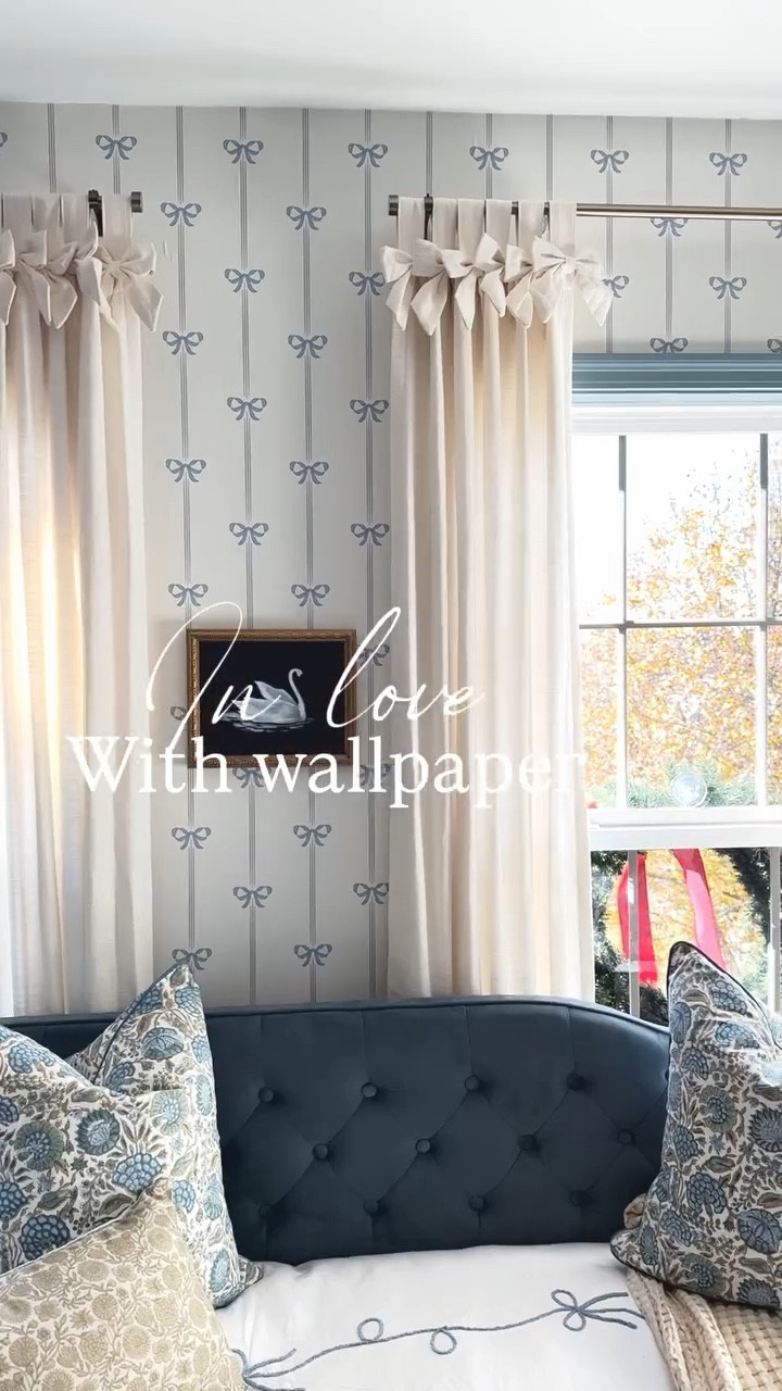 🥹 the sweetest little bow wallpaper that it’s actually called “sweet bows” from @lovevsdesign. You can customize all the colors for your project. This little room gives me nostalgia vibes, I come in here just to stare at it from time to time 💙. Save this post for little girl bedroom inspiration.