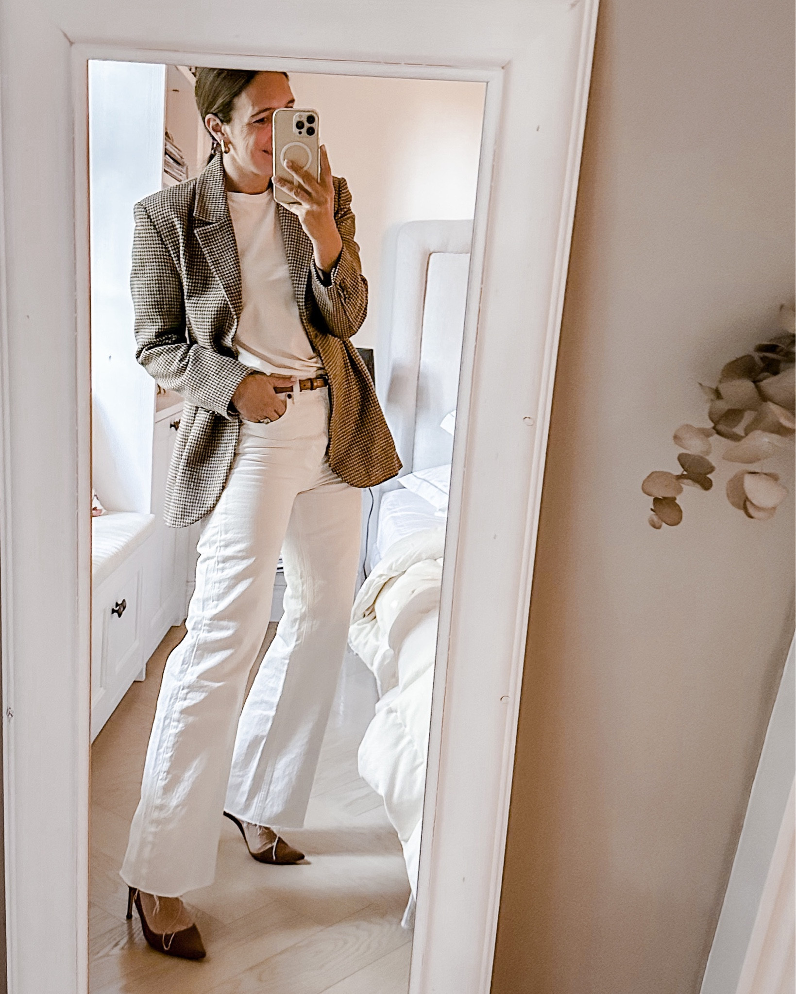 Fall work style. 
In ufficio in autunno tra bianchi e marroni caldi. 

autumn cozy fits
 #AutumnLTKChallenge 

#LTKworkwear #LTKover40 #LTKSeasonal