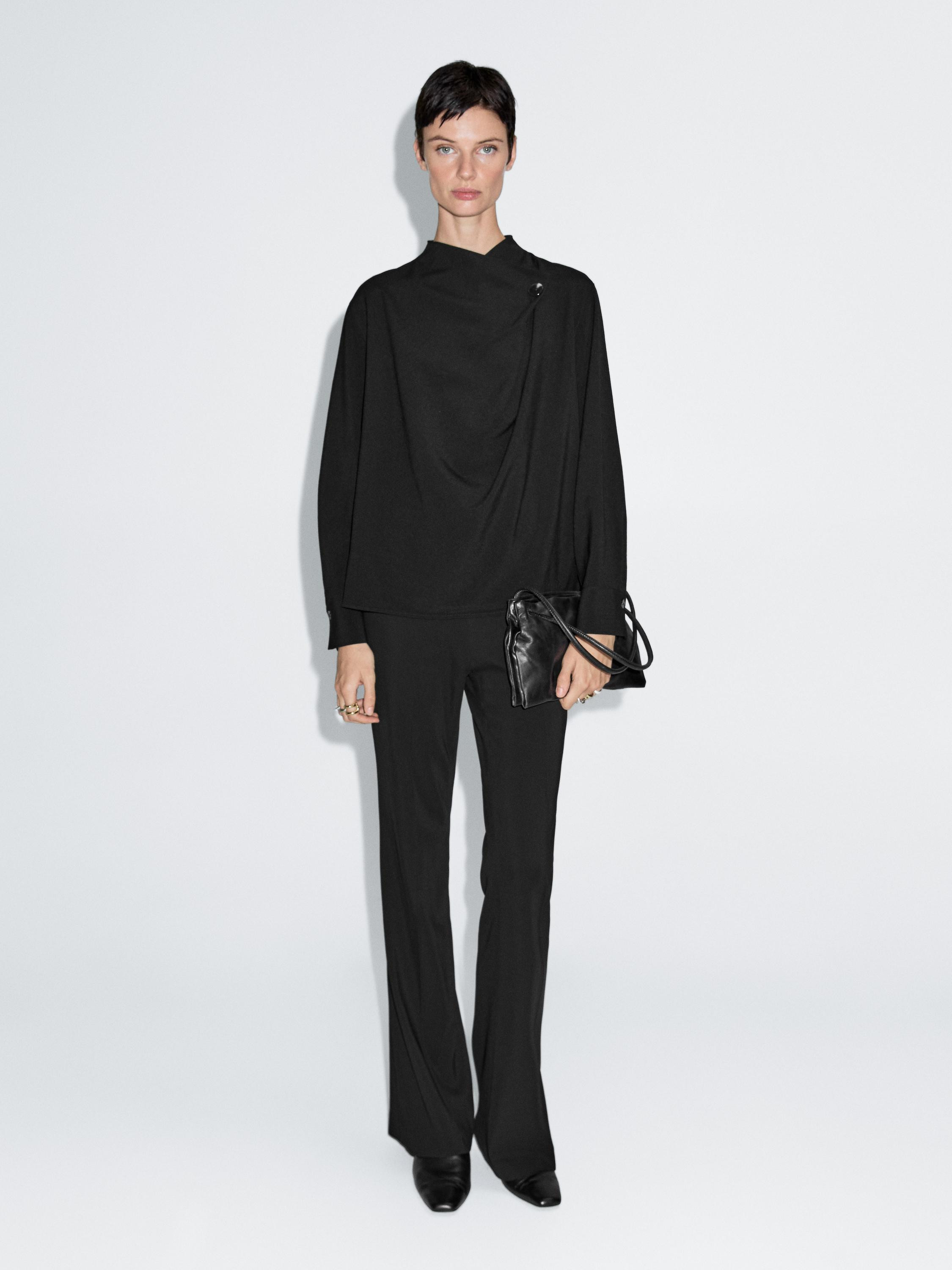 Voluminous blouse with a surplice neckline. Long sleeves with buttoned cuffs. Made of 100% wool. | Massimo Dutti US