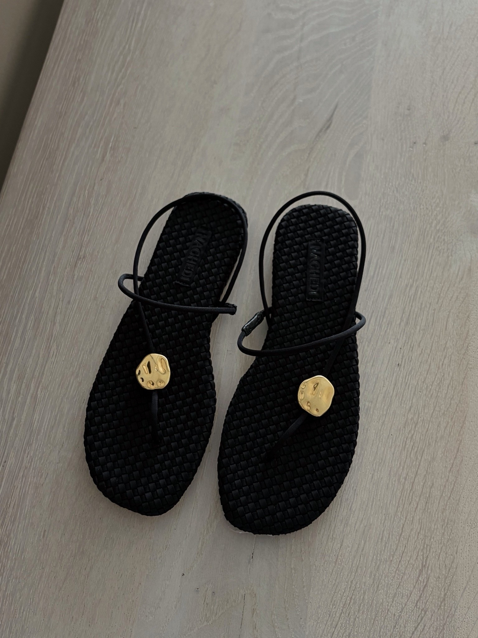 Simple, chic and elevated. Love these sandals 🖤