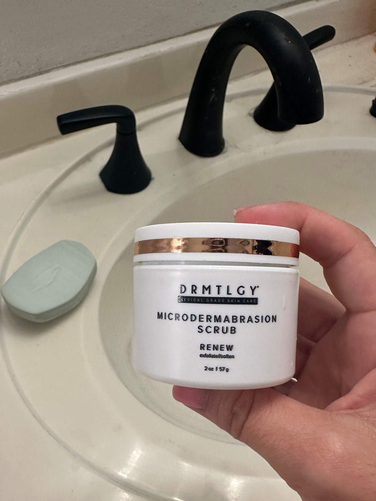 I’ve been using this a couple times a week for about a month now and I genuinely look forward to it 🤍

It’s one of those little things that makes you feel like you have your life together… even if everything else is chaos 😅

My skin always feels so soft and smooth after, like a reset button for my face at the end of the day. Not too harsh, just enough to feel like it’s actually doing something.

It’s become part of my simple routine lately and I don’t see myself skipping it anytime soon ✨

Linking it here if you want to try it for yourself 🤍

#LTKBeauty #LTKselfcare #LTKmorningroutine