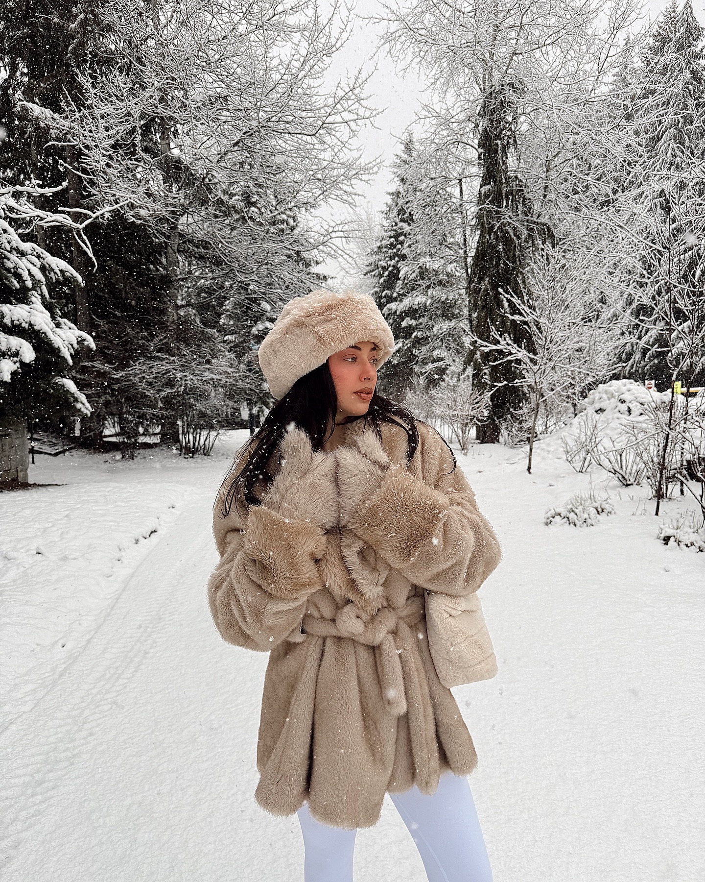 Everyone’s posting summer outfits and I’m still enjoying the snow 🤭❄️

#furcoat #whistler #skioutfit