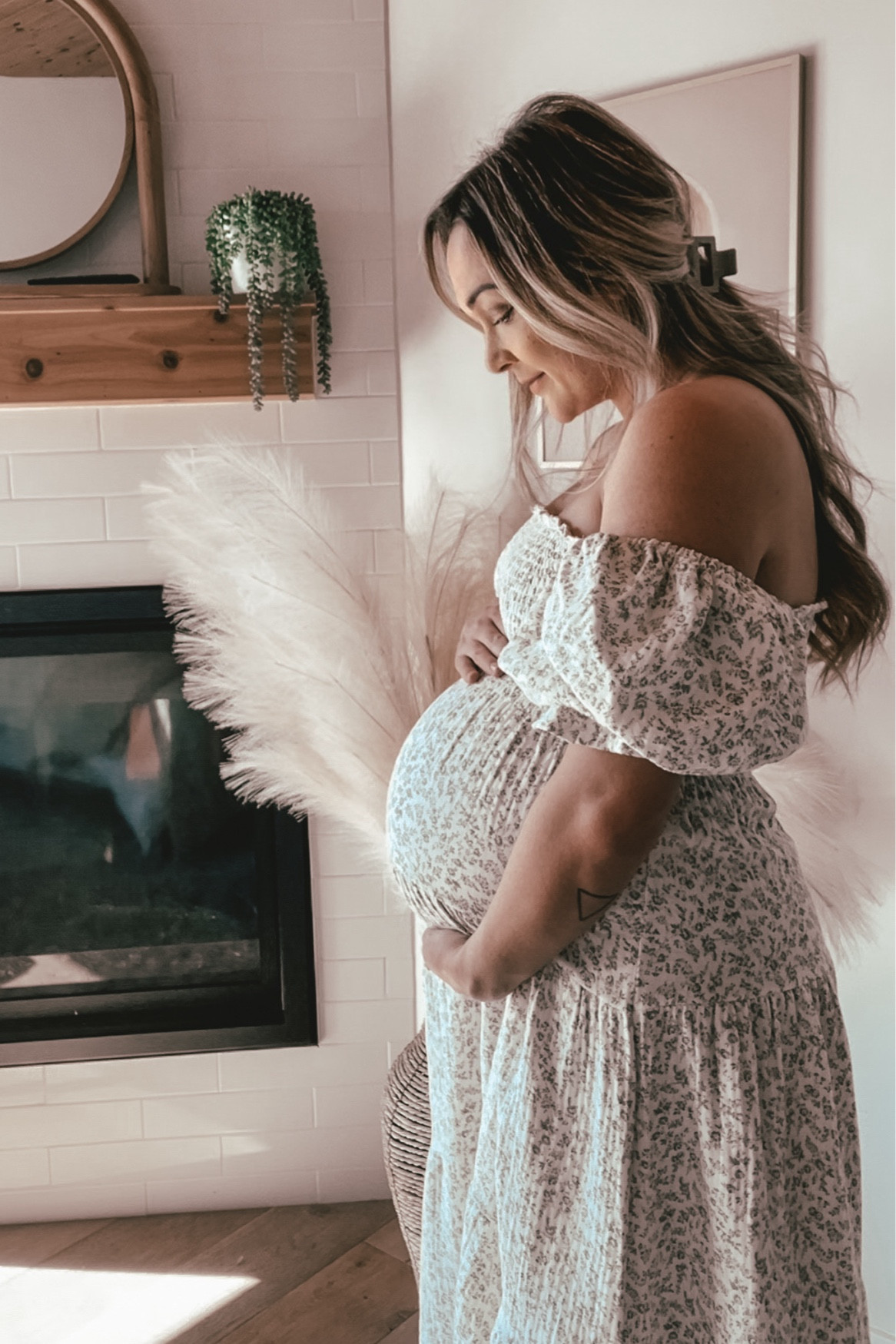 Maternity Dress - I’m wearing size medium. Can we worn on or off shoulders 