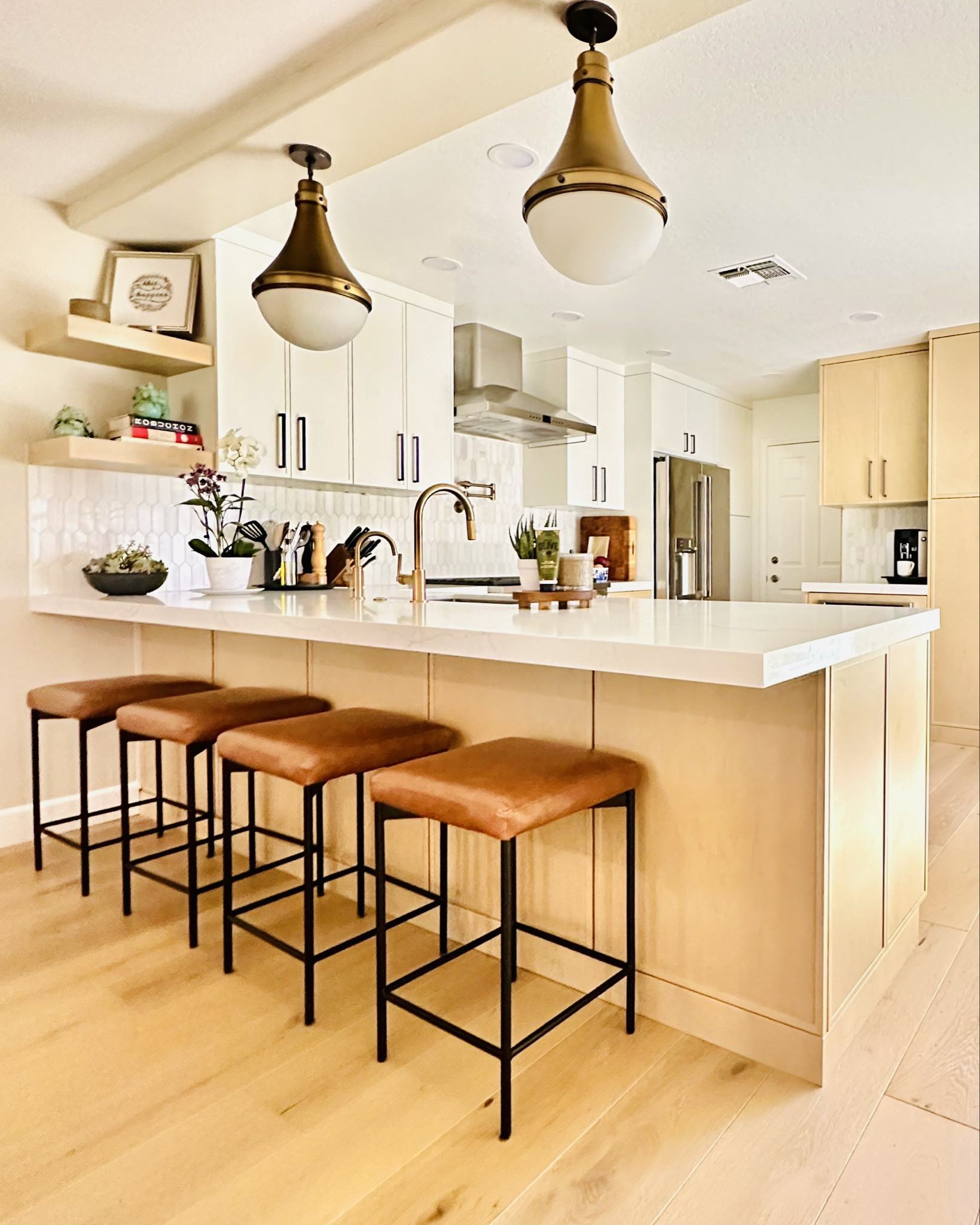 Swipe ➡️ to see the Before of this Kitchen Renovation

This all-wood kitchen is complimented by rich brass and brown leather in the counter stools and pendant light. GE monogram and Café appliances are exactly what the executive chef of the house ordered.

#kitchenpendants #counterstools 

#LTKhome